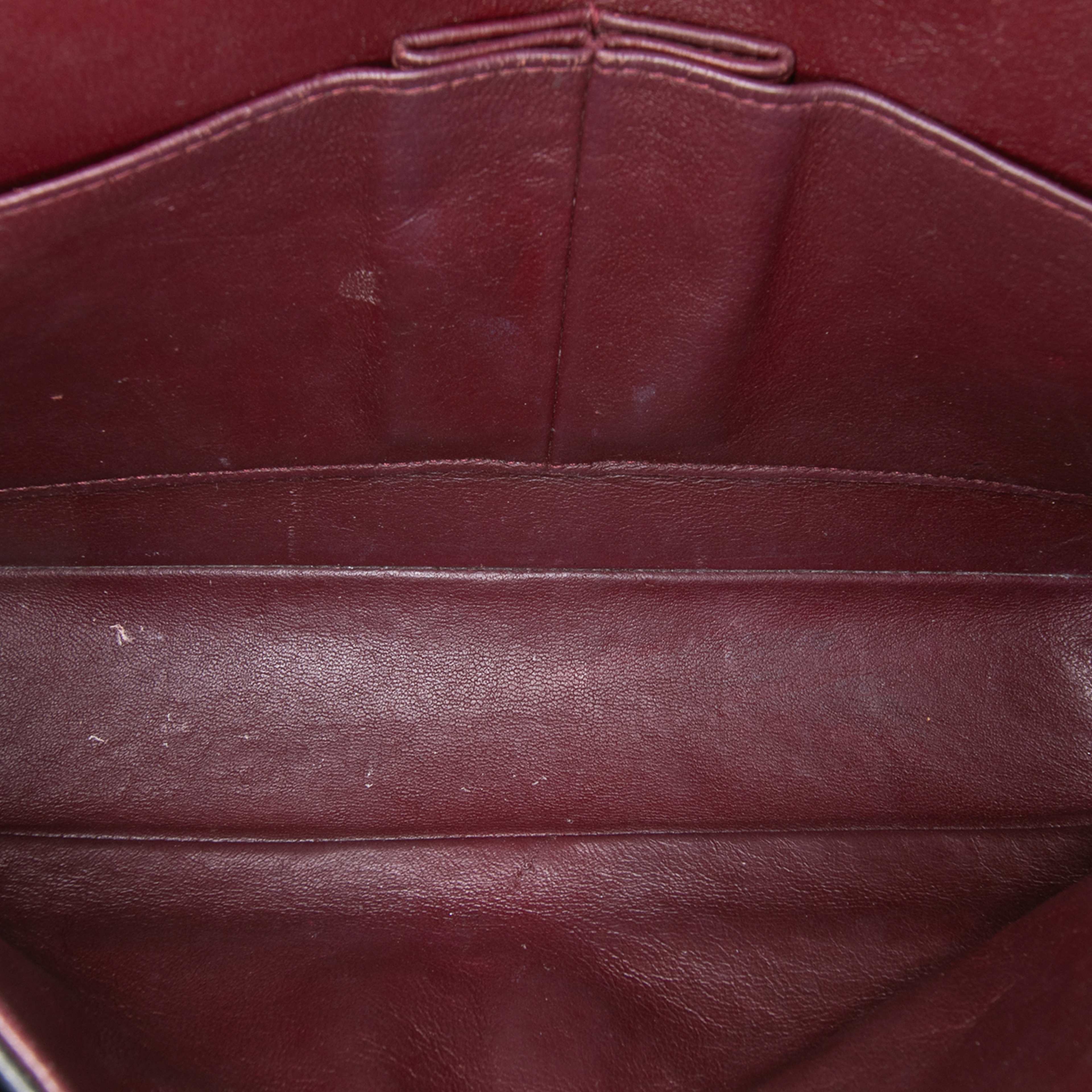 Chanel Medium Classic Lambskin Double Flap, från Luxclusif, i färgen black. Klicka för att öppna bilden i stort format