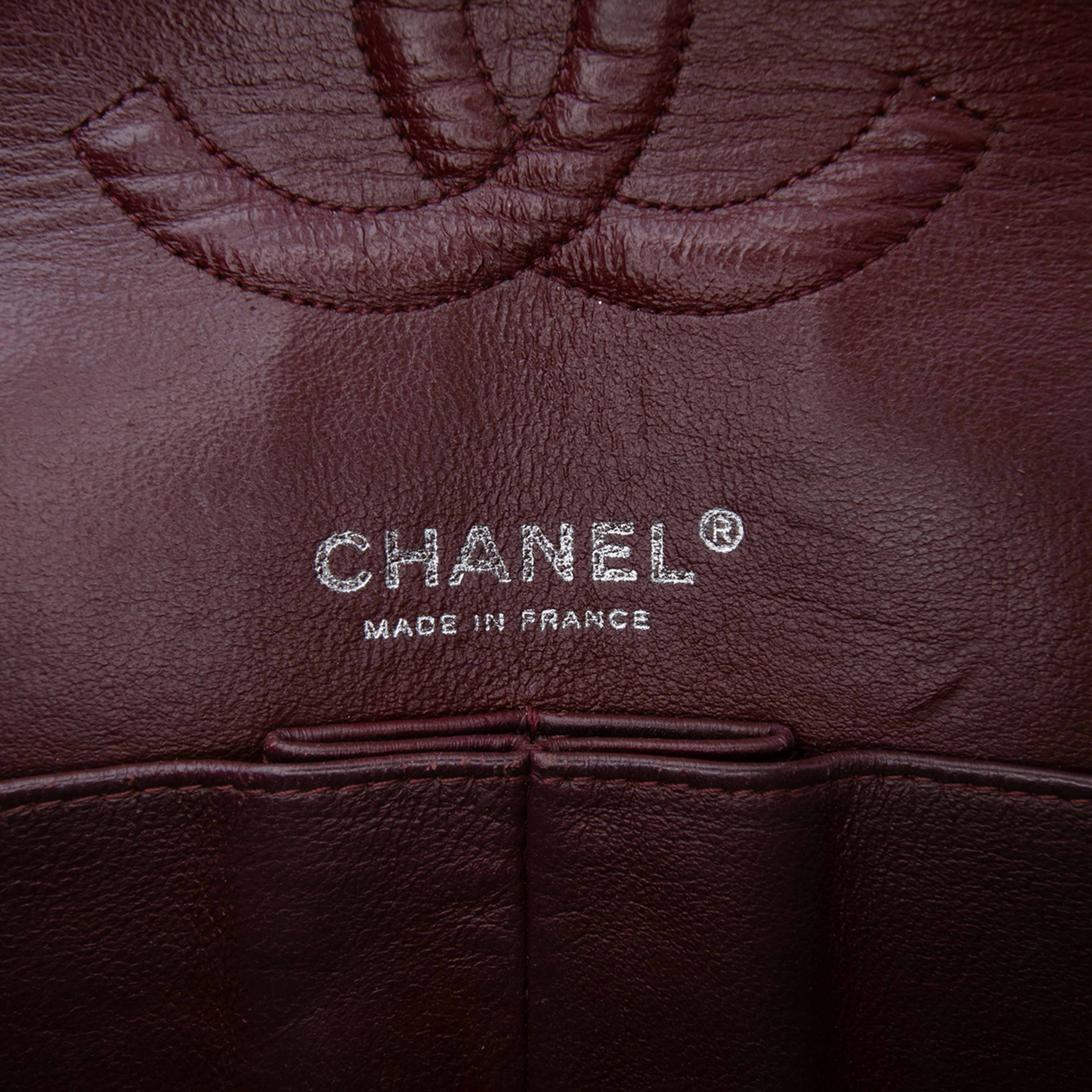 Chanel Medium Classic Lambskin Double Flap, från Luxclusif, i färgen black. Klicka för att öppna bilden i stort format