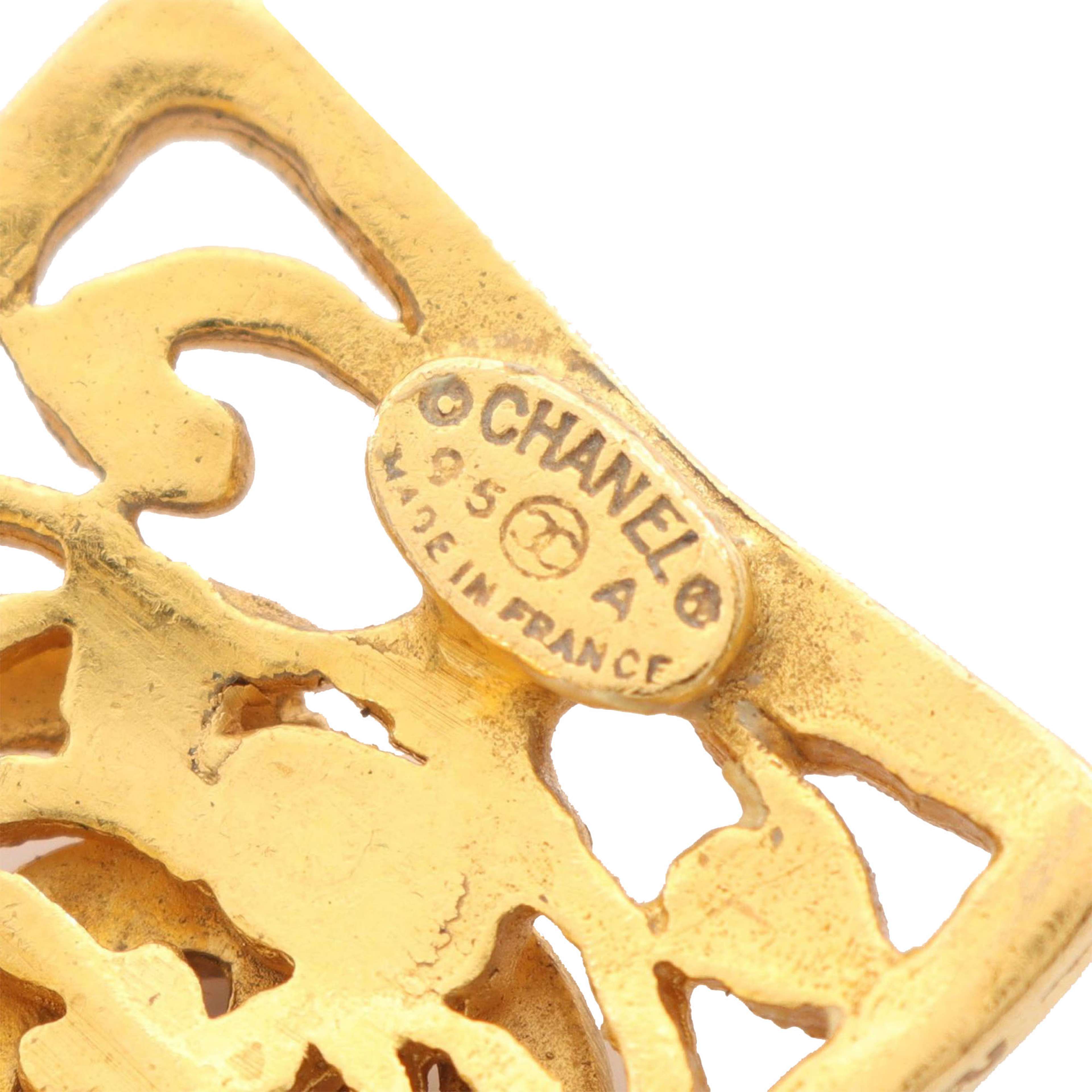 Chanel Cc Gold Plated Square Clip On Earrings, från Luxclusif, i färgen gold. Klicka för att öppna bilden i stort format