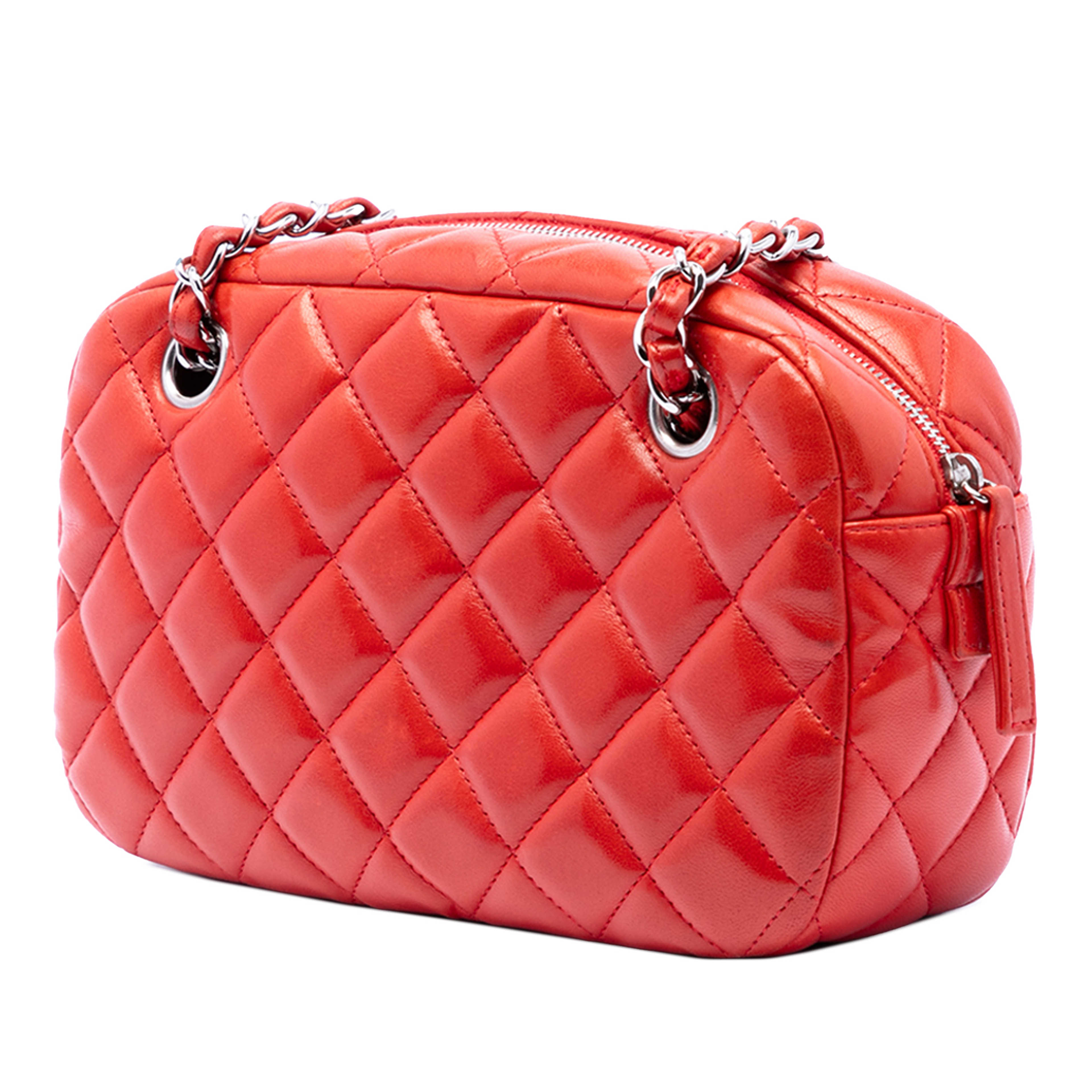 Chanel Quilted Lambskin Camera Bag, från Luxclusif, i färgen red. Klicka för att öppna bilden i stort format