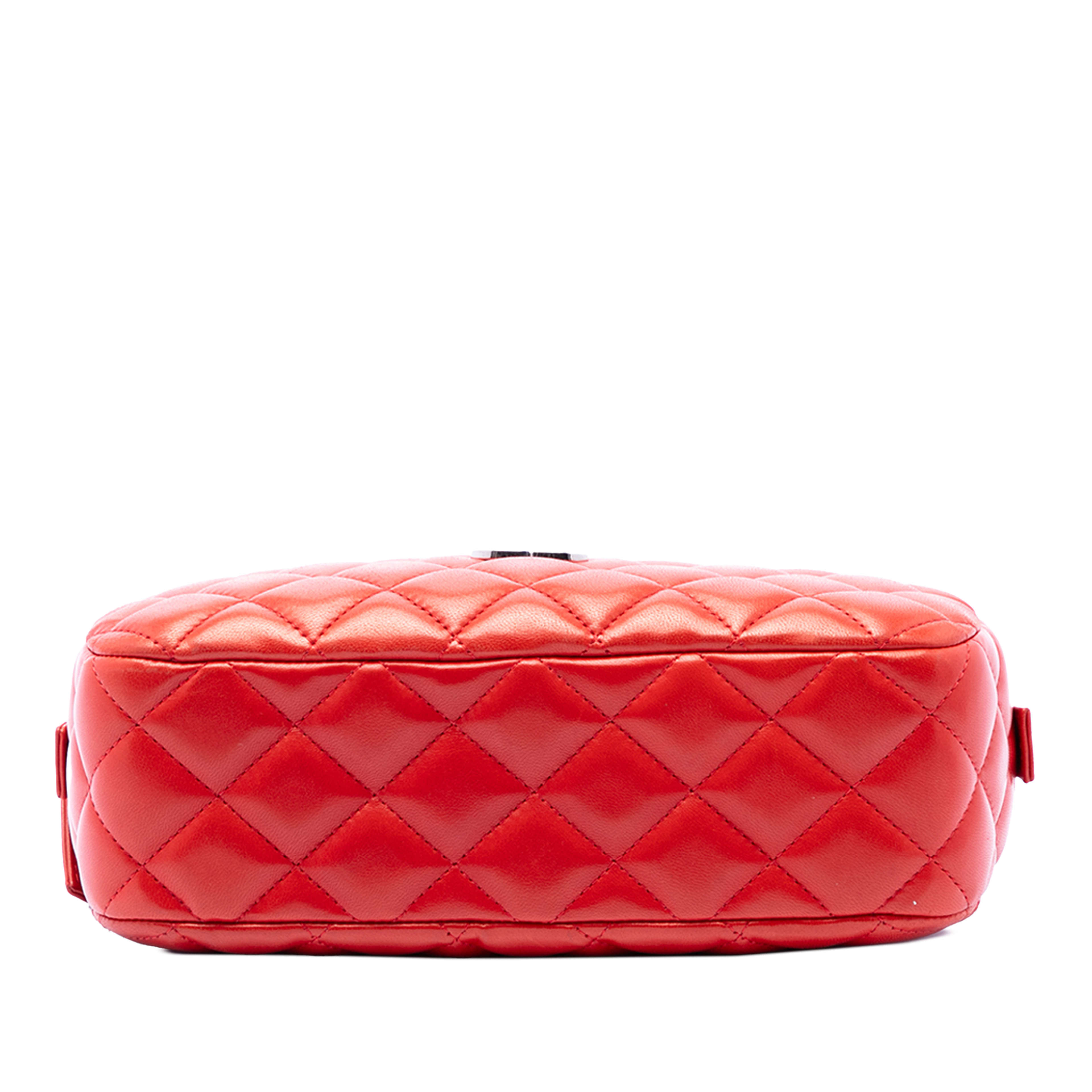 Chanel Quilted Lambskin Camera Bag, från Luxclusif, i färgen red. Klicka för att öppna bilden i stort format