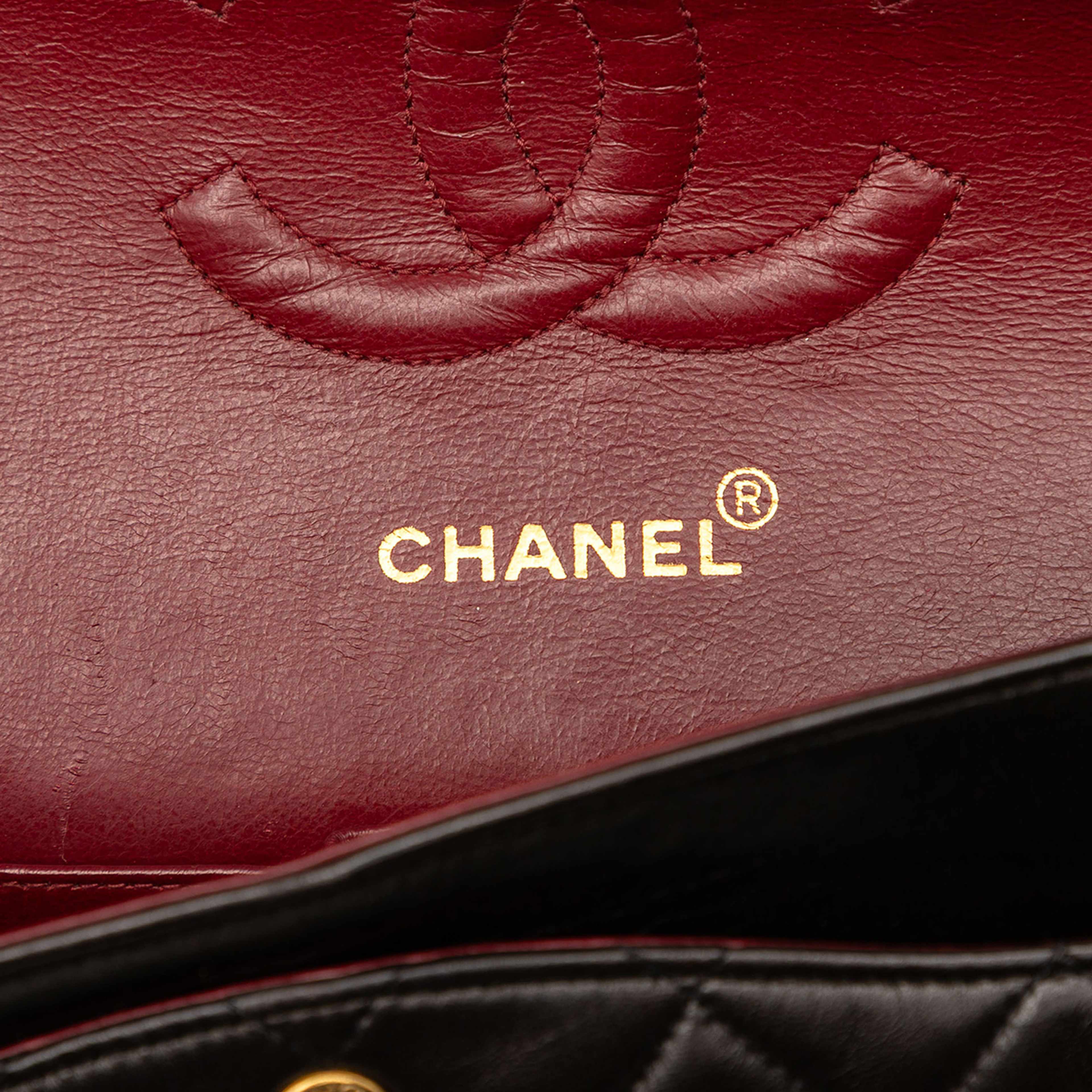 Chanel Medium Classic Lambskin Double Flap, från Luxclusif, i färgen black. Klicka för att öppna bilden i stort format