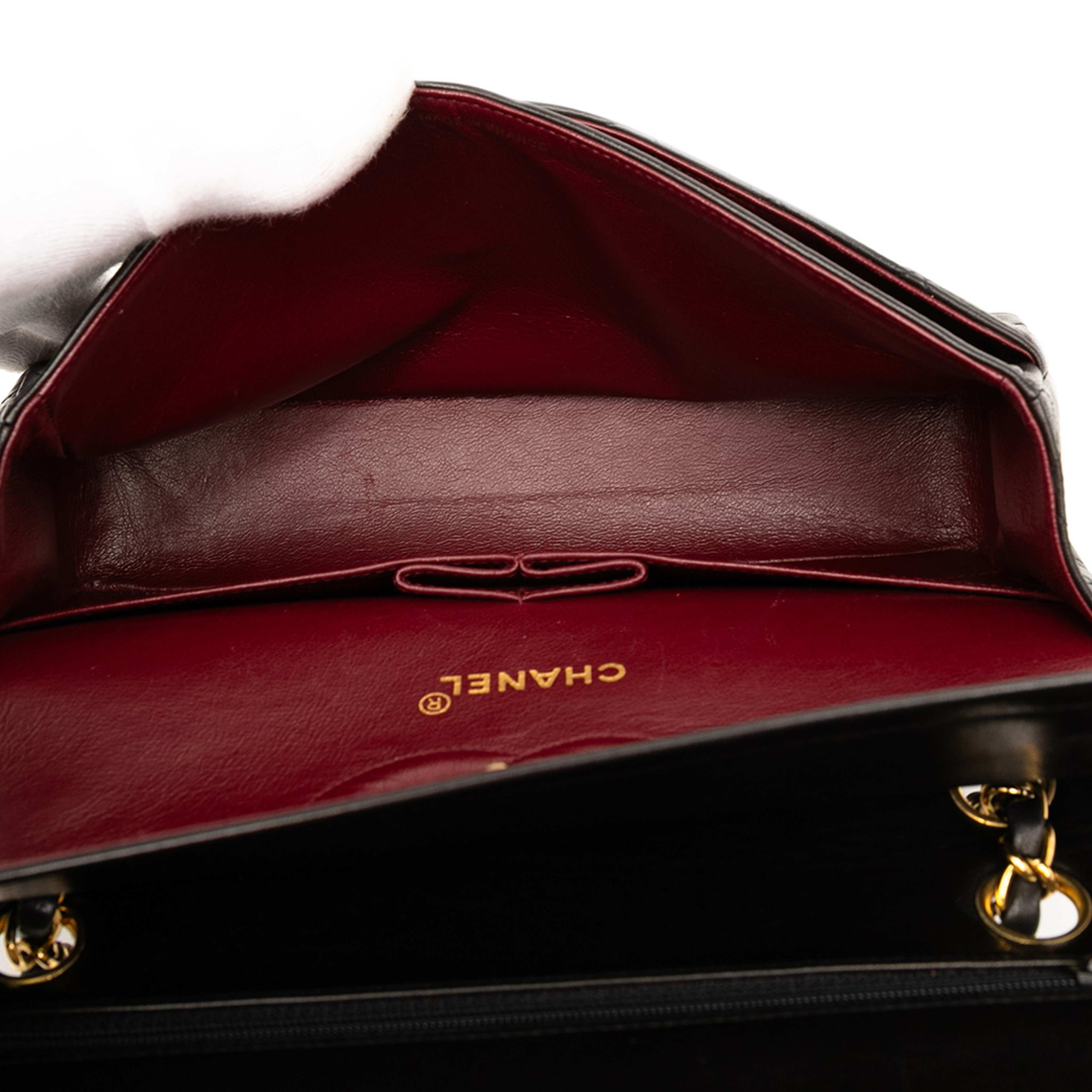 Chanel Medium Classic Lambskin Double Flap, från Luxclusif, i färgen black. Klicka för att öppna bilden i stort format