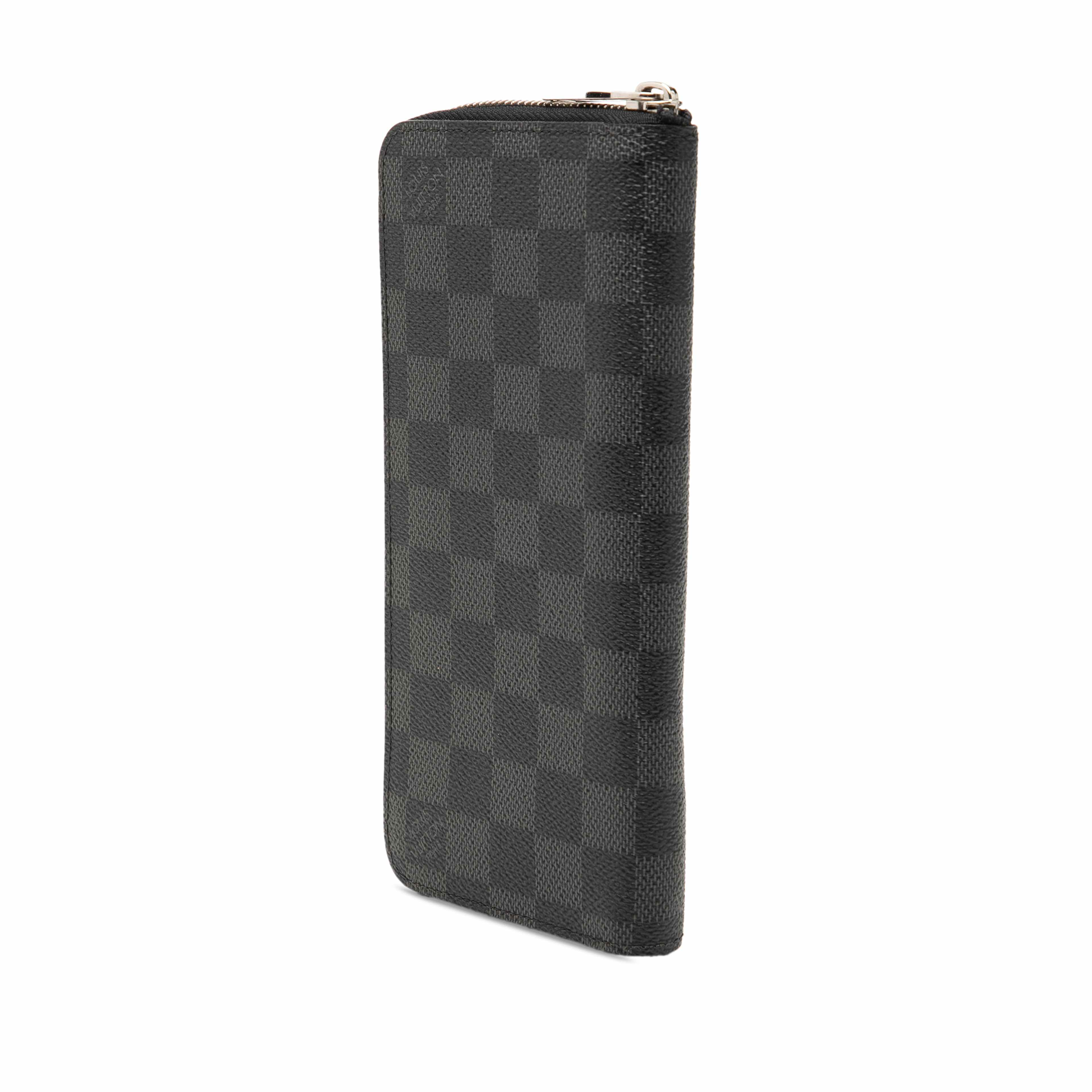 Louis Vuitton Damier Graphite Vertical Zippy Wallet, från Luxclusif, i färgen black. Klicka för att öppna bilden i stort format