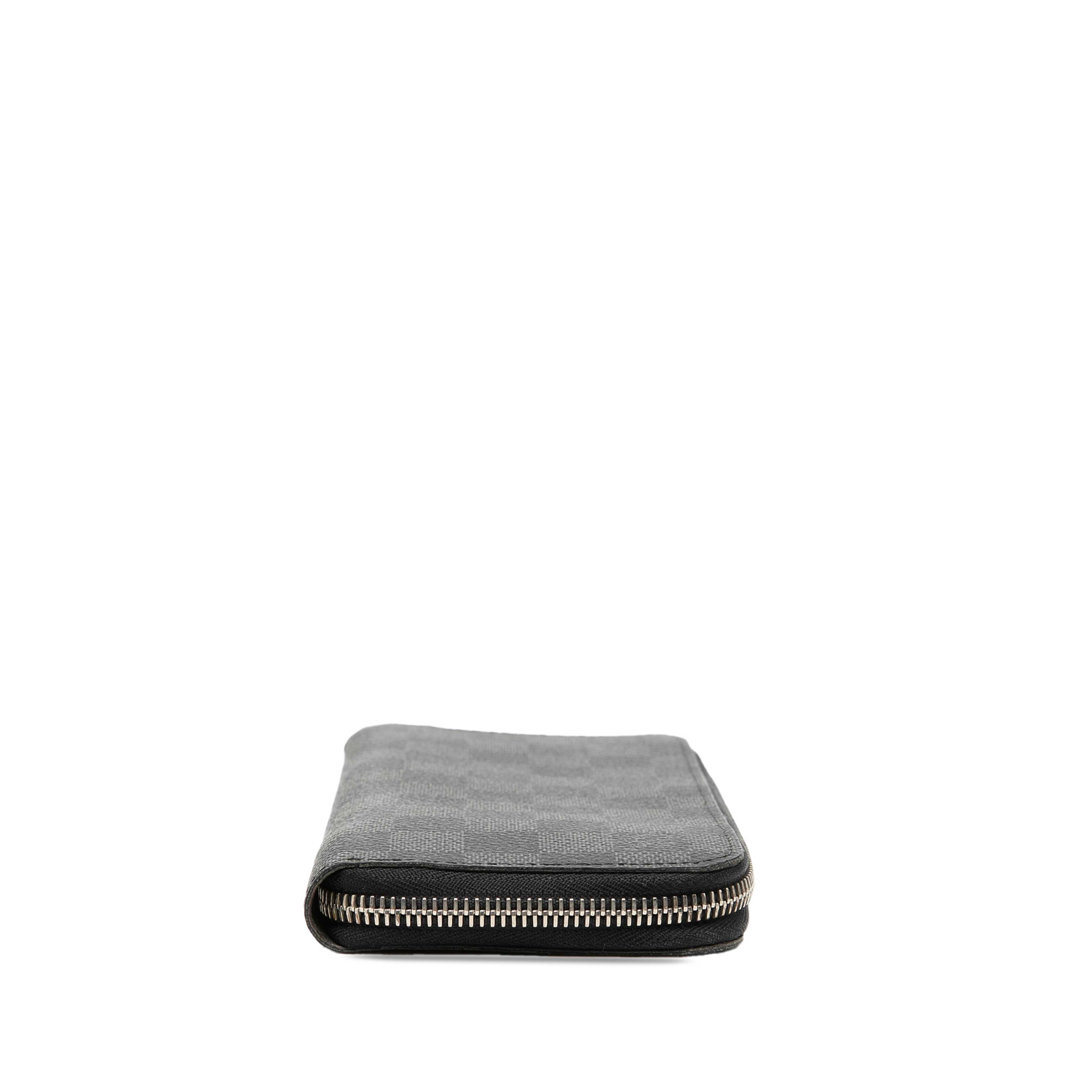 Louis Vuitton Damier Graphite Vertical Zippy Wallet, från Luxclusif, i färgen svart. Klicka för att öppna bilden i stort format