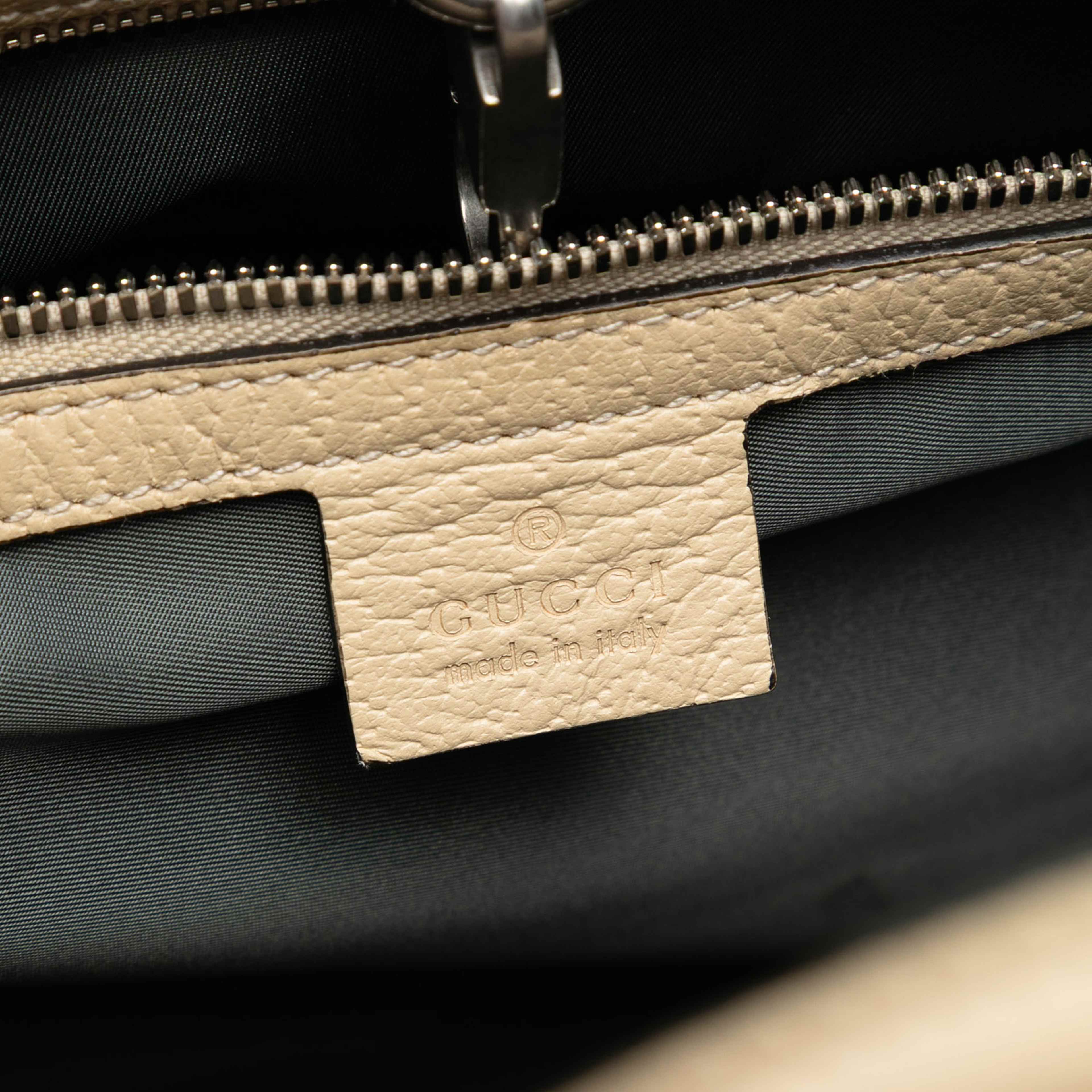 Gucci Medium Gg Nylon Off The Grid Convertible Tote, från Luxclusif, i färgen dark gray. Klicka för att öppna bilden i stort format