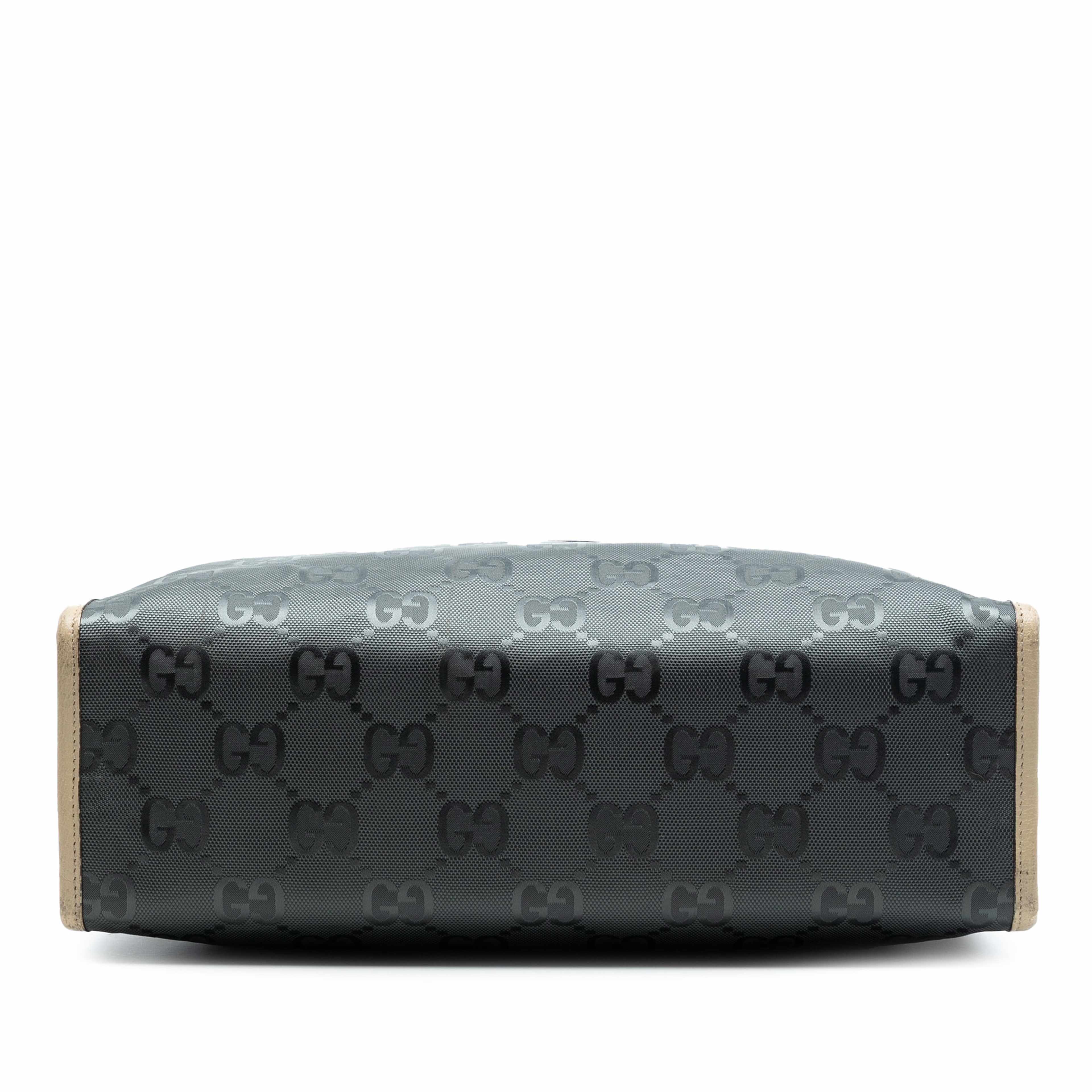 Gucci Medium Gg Nylon Off The Grid Convertible Tote, från Luxclusif, i färgen dark gray. Klicka för att öppna bilden i stort format