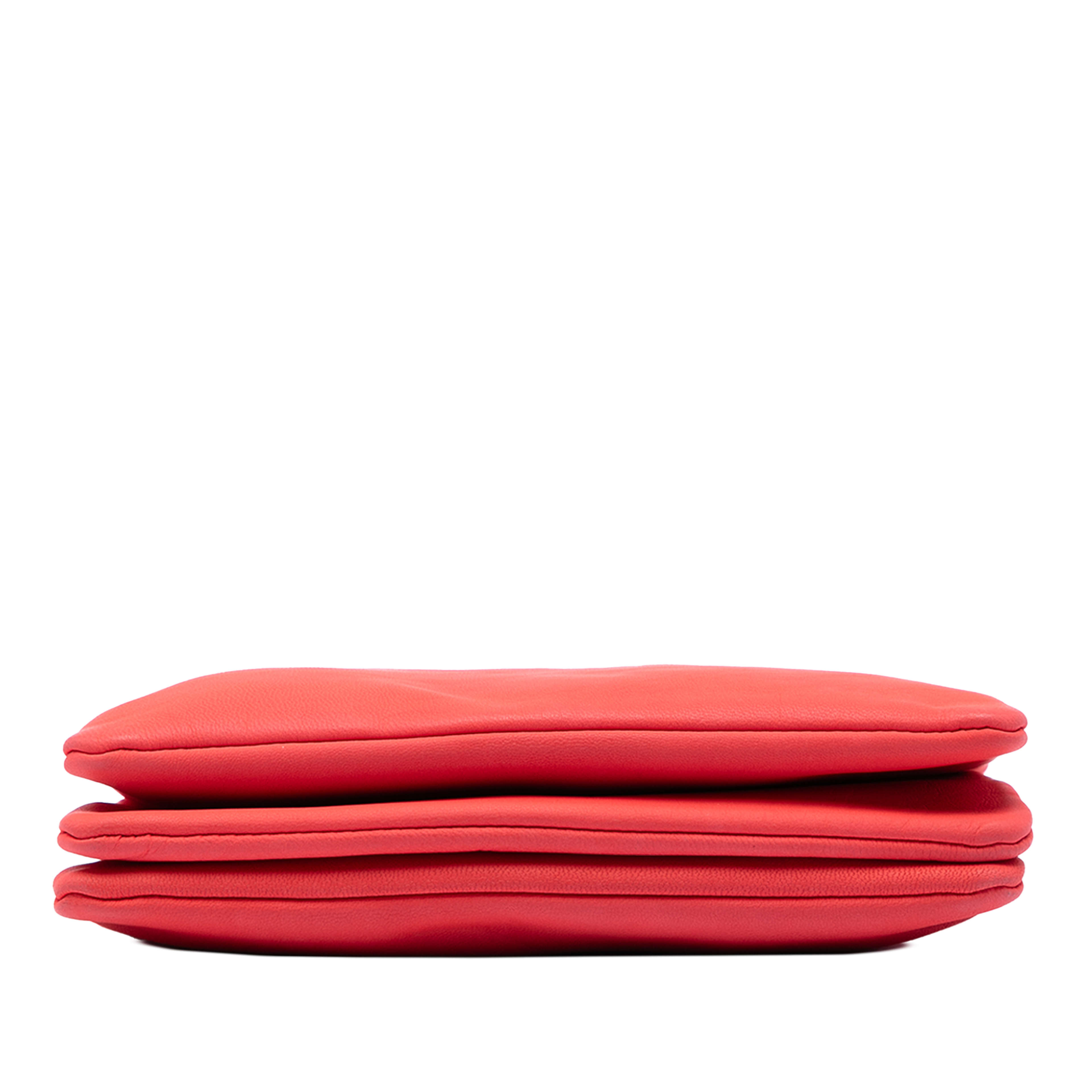 Celine Small Lambskin Trio Crossbody, från Luxclusif, i färgen strawberry. Klicka för att öppna bilden i stort format