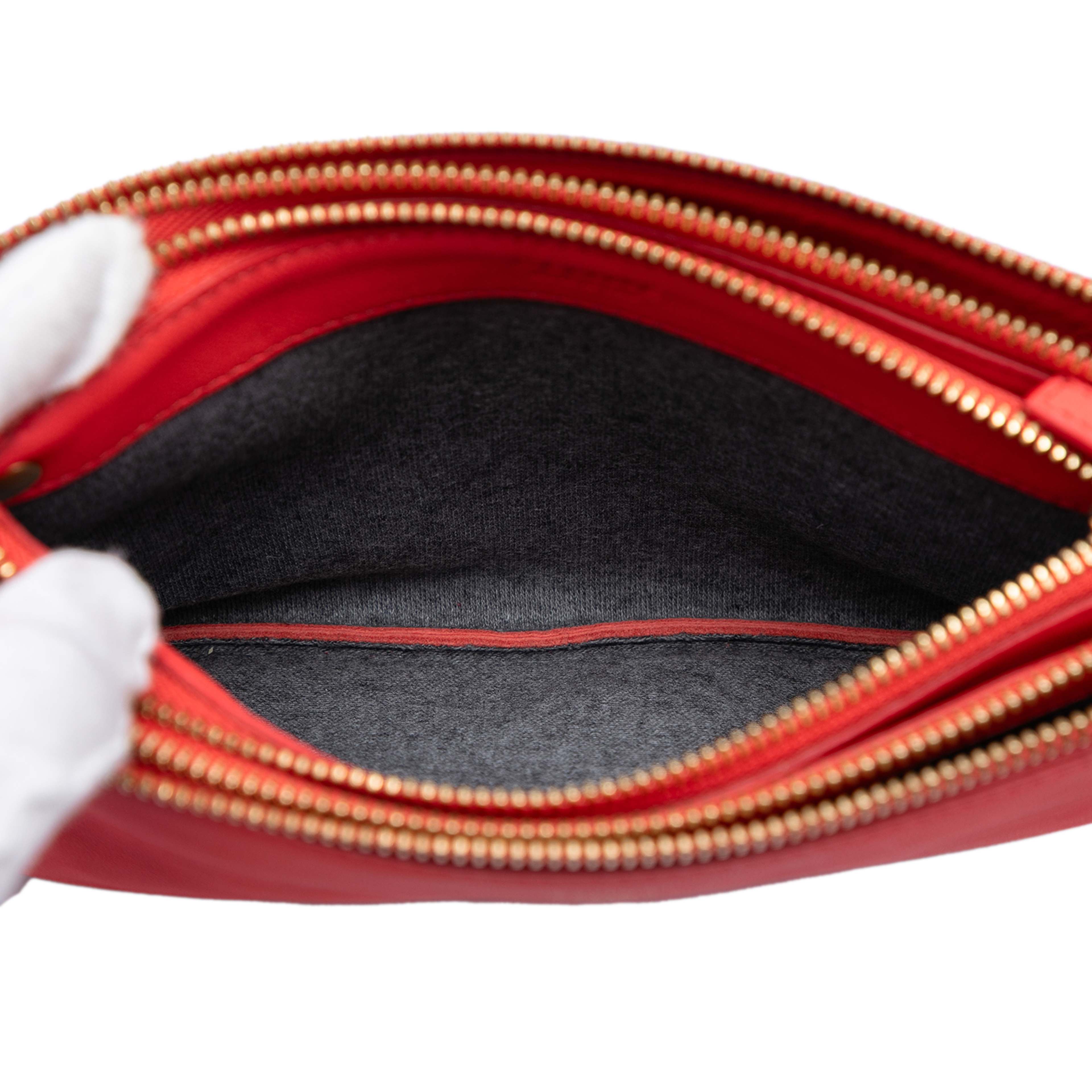 Celine Small Lambskin Trio Crossbody, från Luxclusif, i färgen strawberry. Klicka för att öppna bilden i stort format