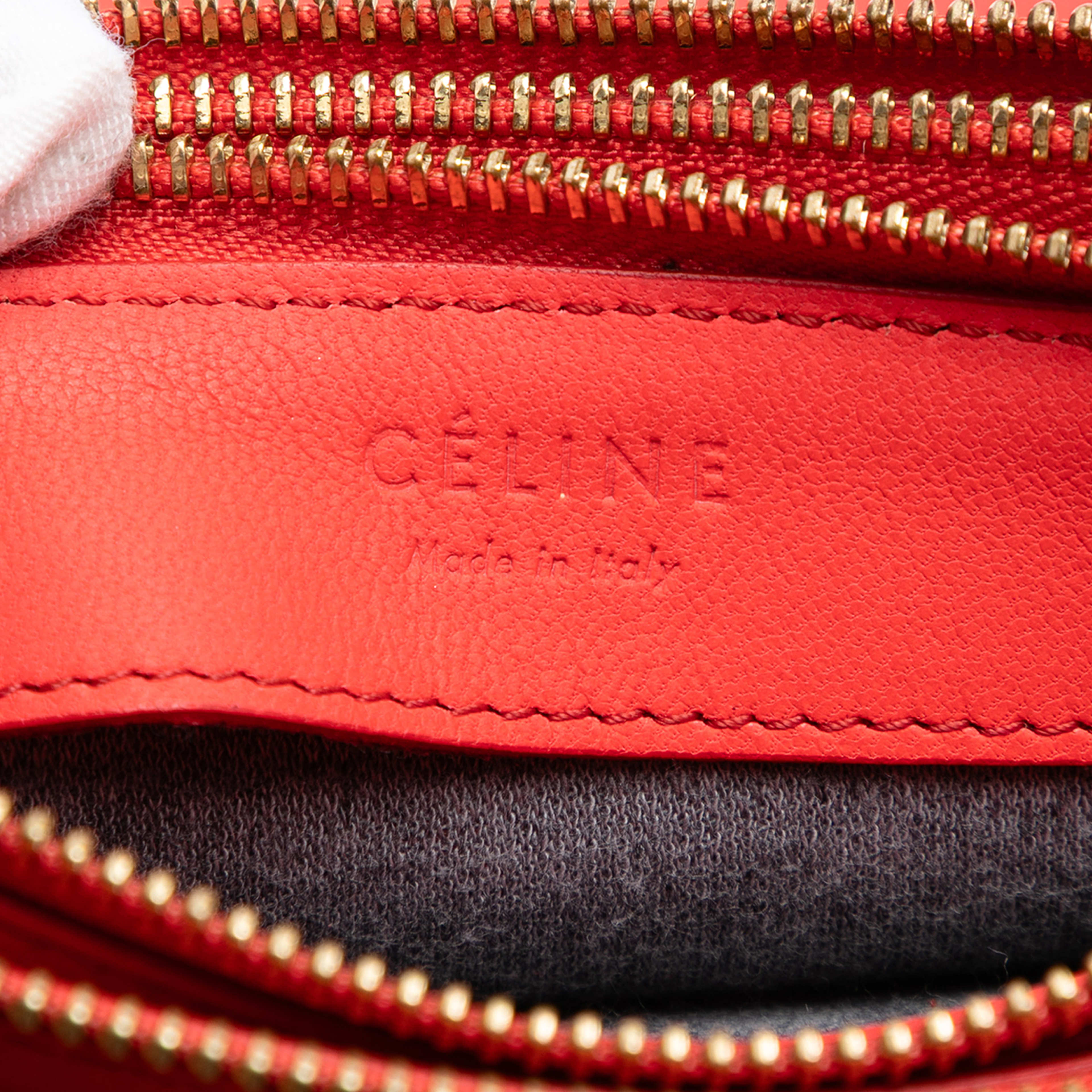 Celine Small Lambskin Trio Crossbody, från Luxclusif, i färgen strawberry. Klicka för att öppna bilden i stort format