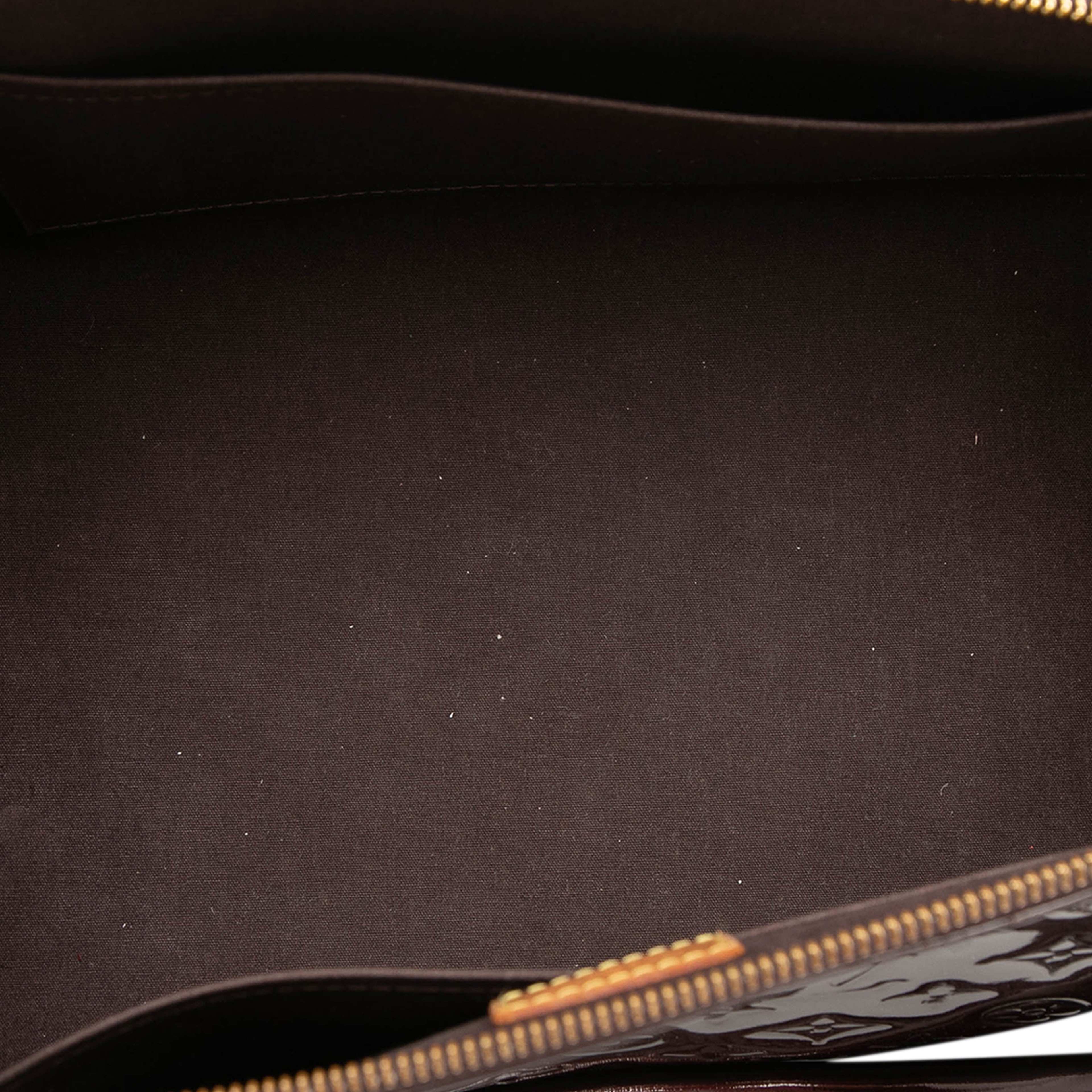 Louis Vuitton Monogram Vernis Sherwood Gm, från Luxclusif, i färgen purple. Klicka för att öppna bilden i stort format