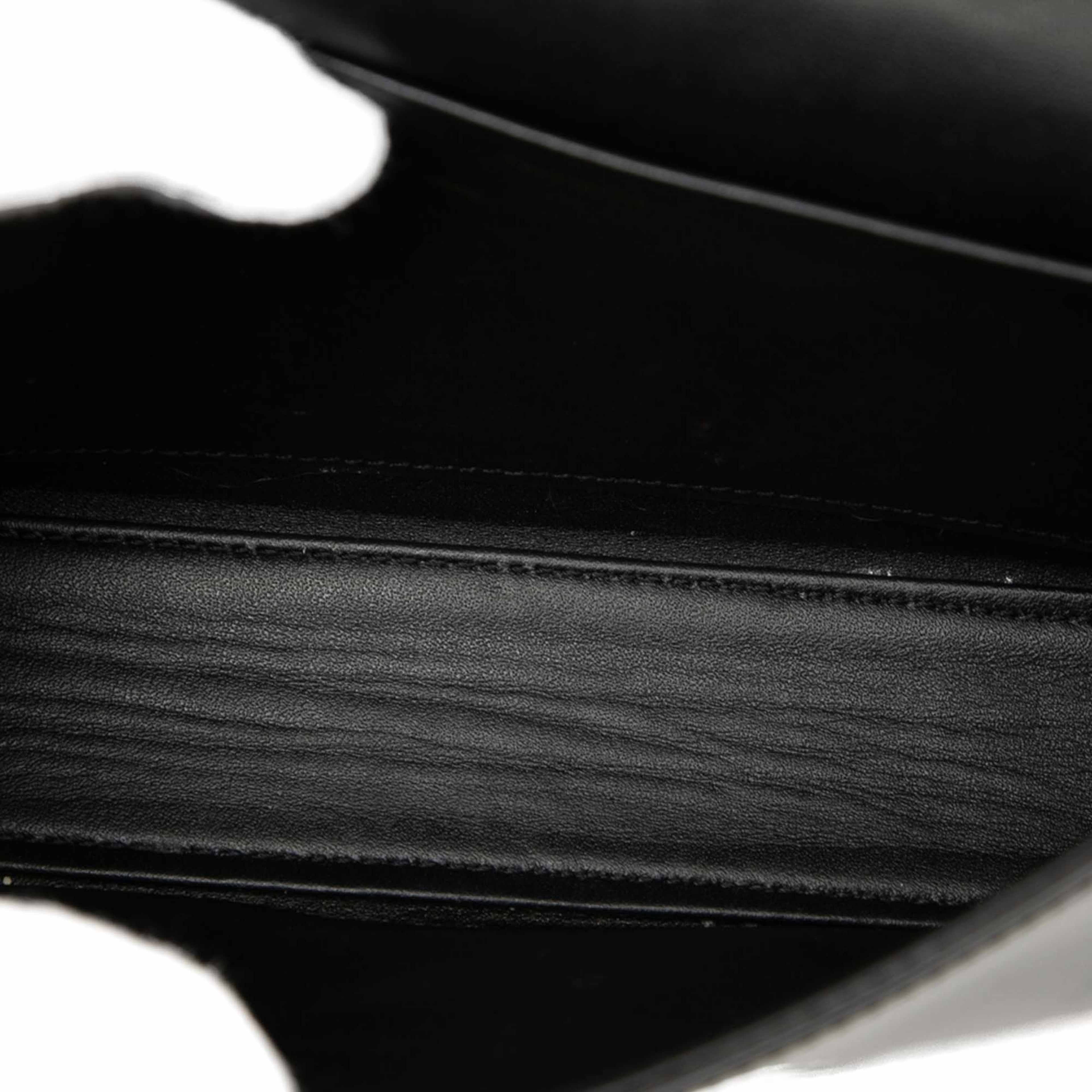 Celine Shiny Calfskin Claude Chain Shoulder Bag, från Luxclusif, i färgen black. Klicka för att öppna bilden i stort format