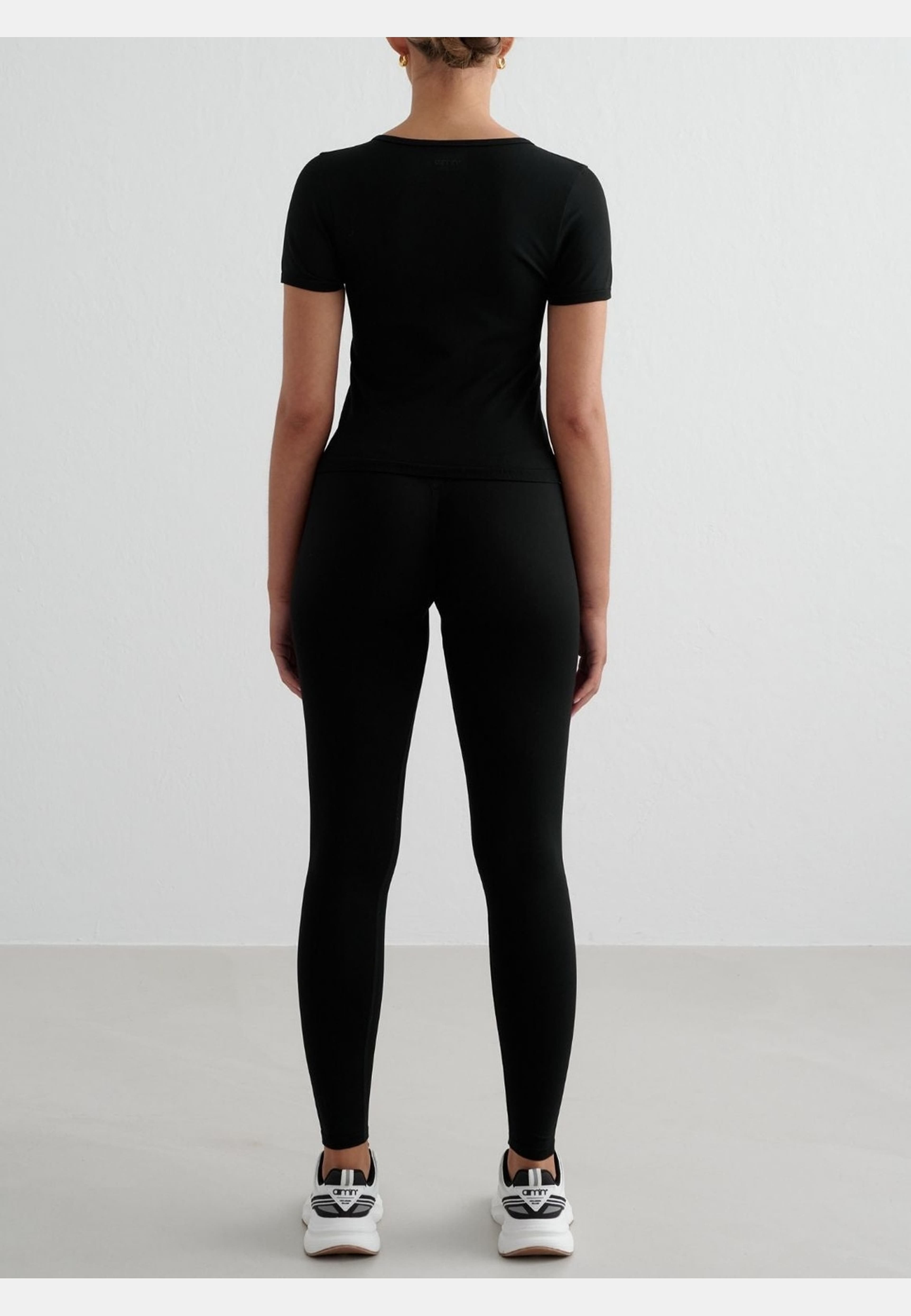 Shape Seamless Short Sleeve, från aim'n, i färgen black. Klicka för att öppna bilden i stort format