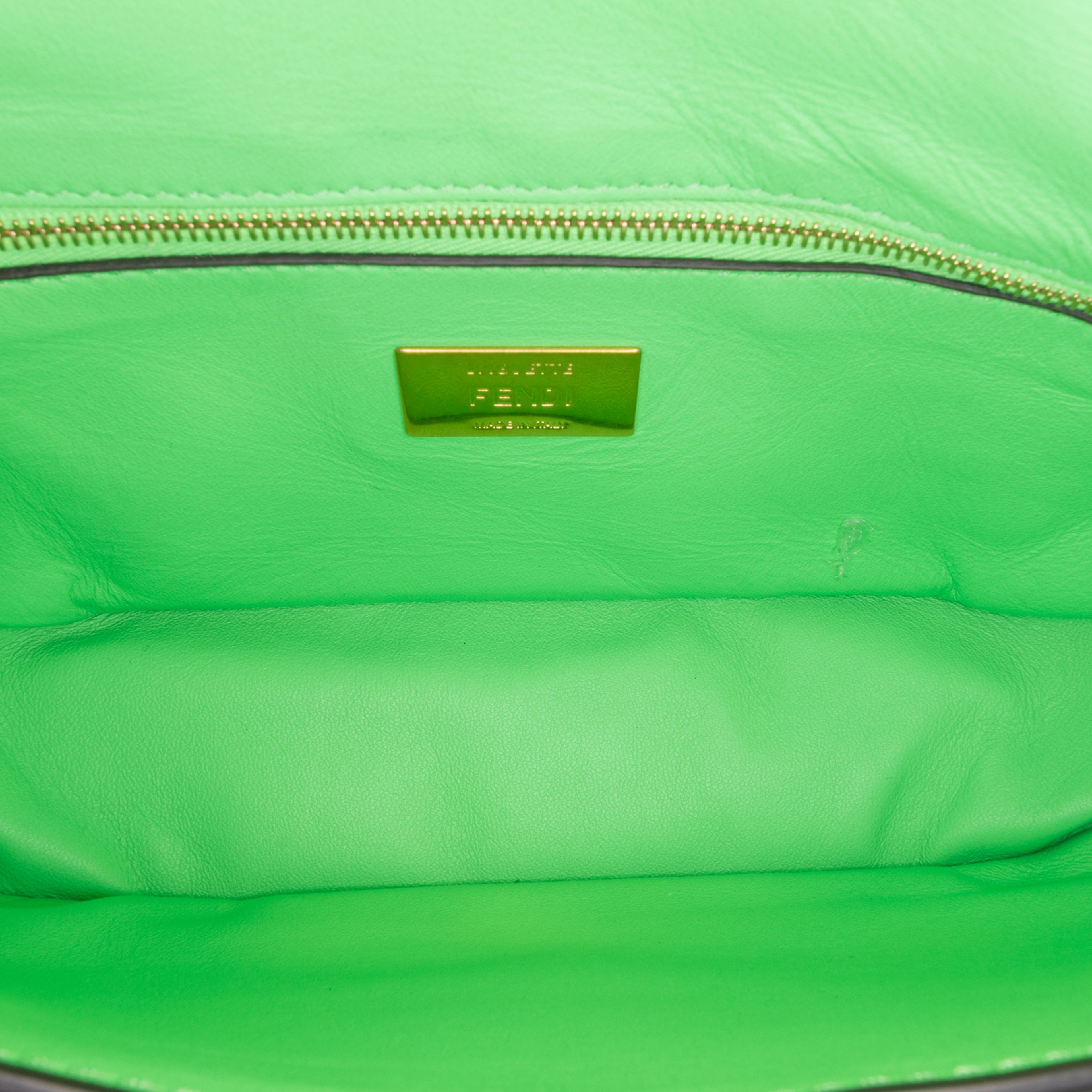 Fendi Zucca Embossed Leather Chain Midi Baguette, från Luxclusif, i färgen light green. Klicka för att öppna bilden i stort format