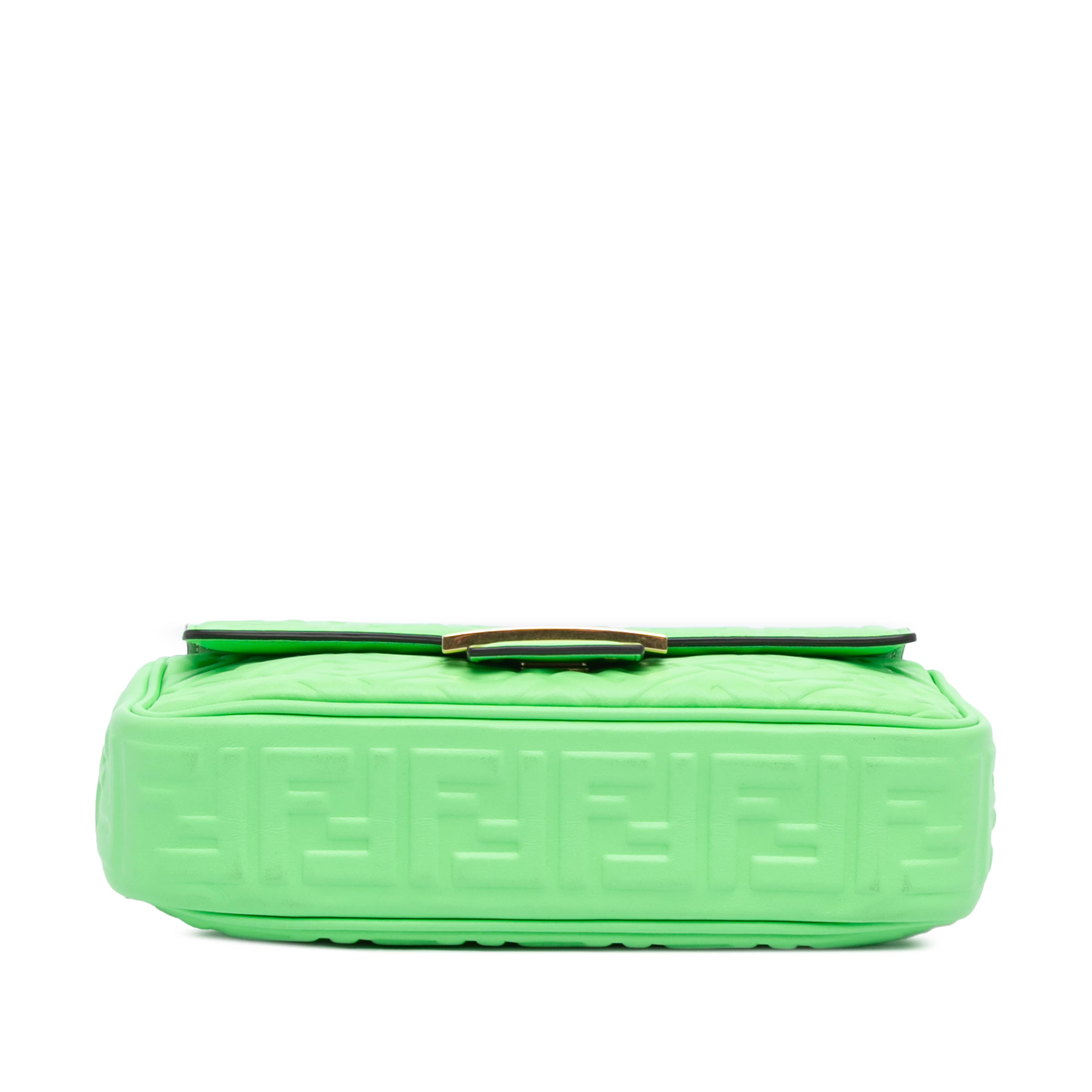 Fendi Zucca Embossed Leather Chain Midi Baguette, från Luxclusif, i färgen light green. Klicka för att öppna bilden i stort format