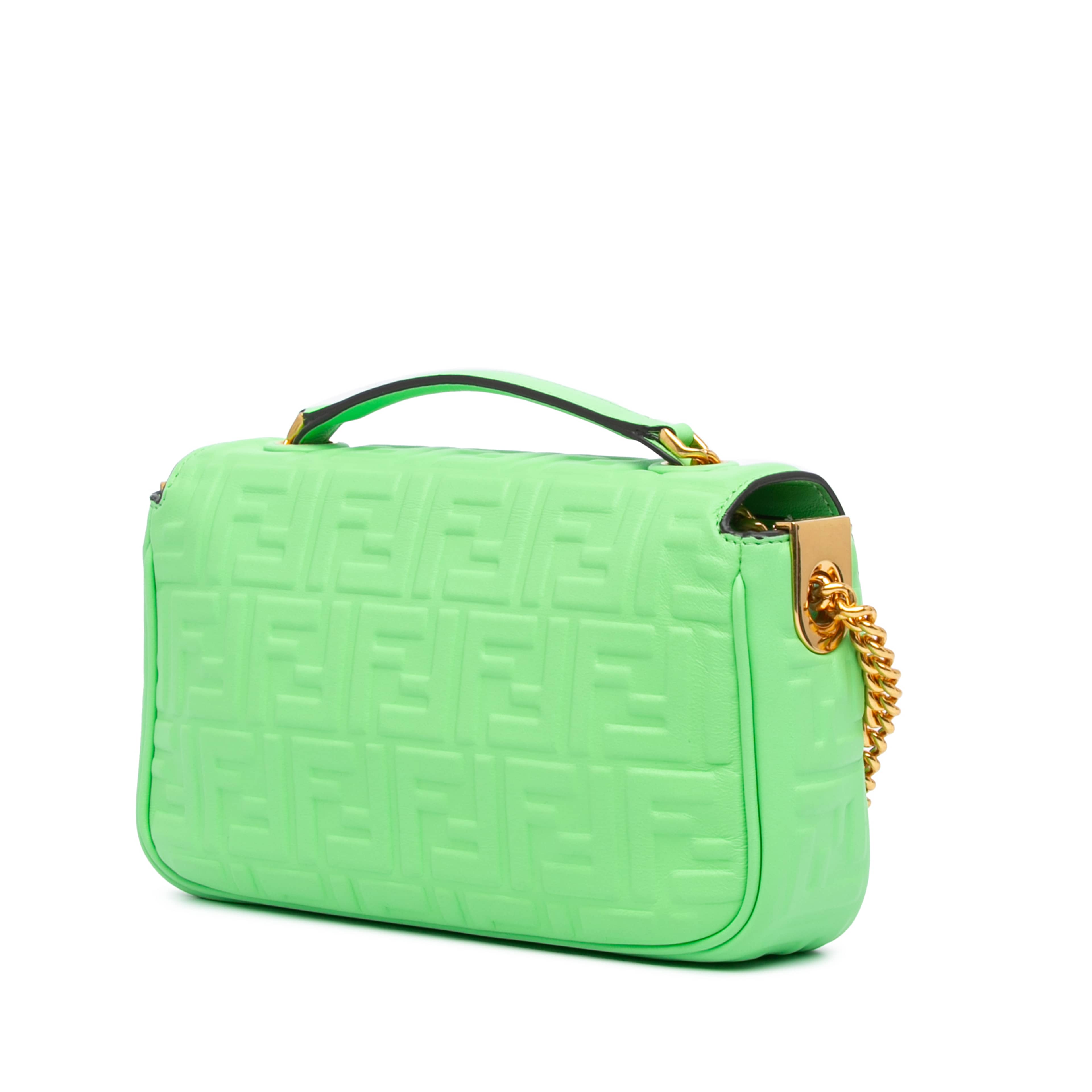Fendi Zucca Embossed Leather Chain Midi Baguette, från Luxclusif, i färgen light green. Klicka för att öppna bilden i stort format