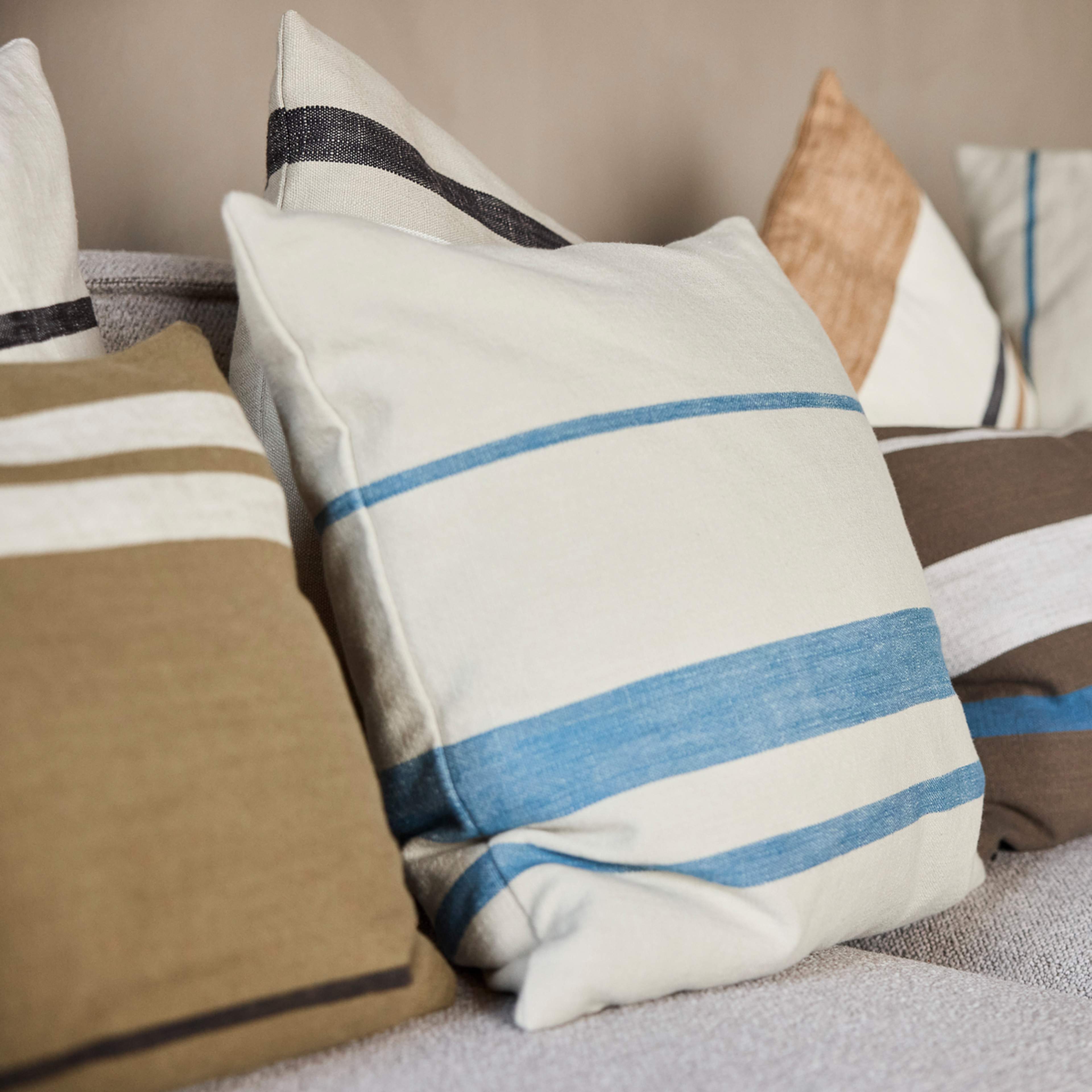 Sofuto Cushion Cover Square, från OYOY Living, i färgen blue,clay. Klicka för att öppna bilden i stort format