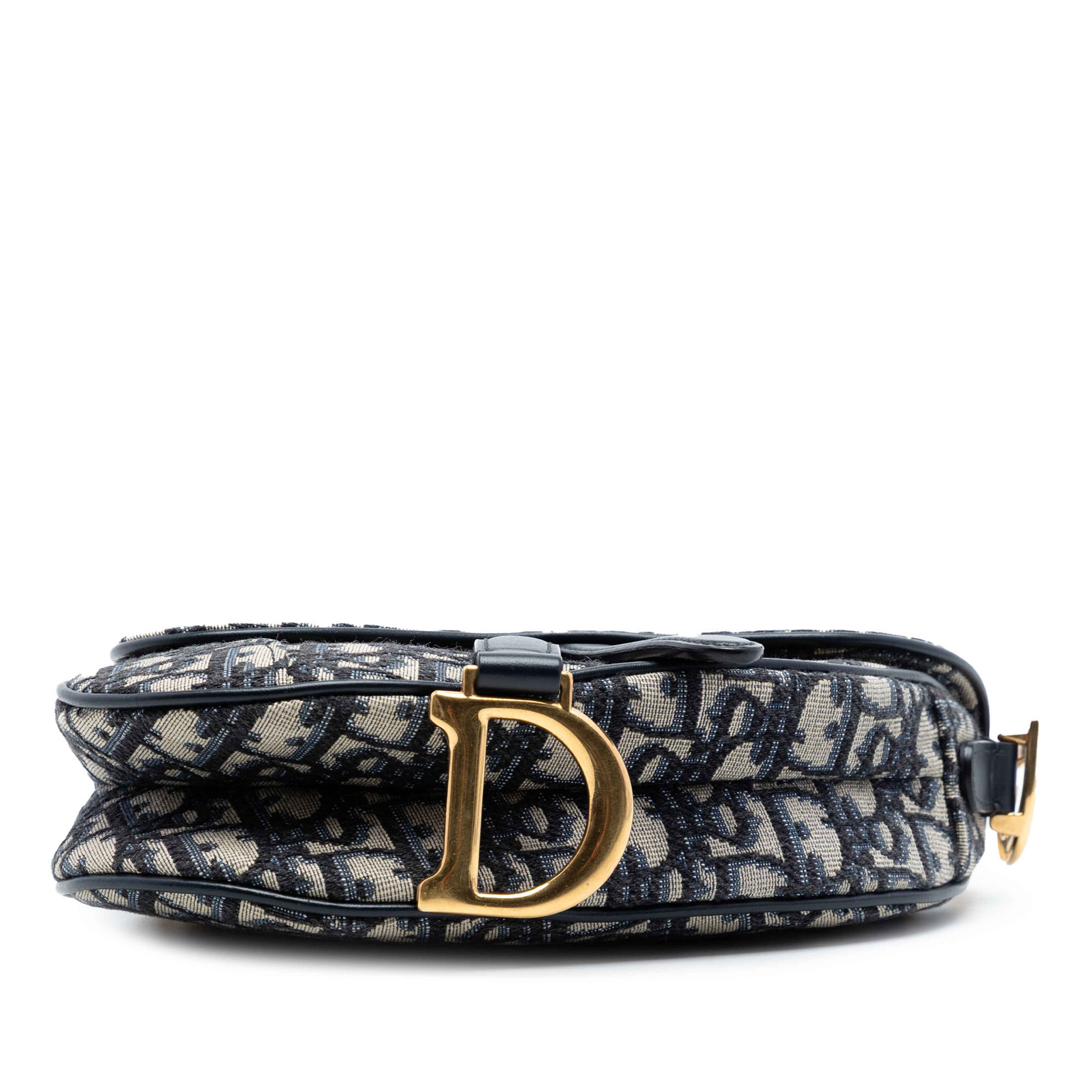 Dior Mini Oblique Canvas Saddle Bag, från Luxclusif, i färgen blå. Klicka för att öppna bilden i stort format