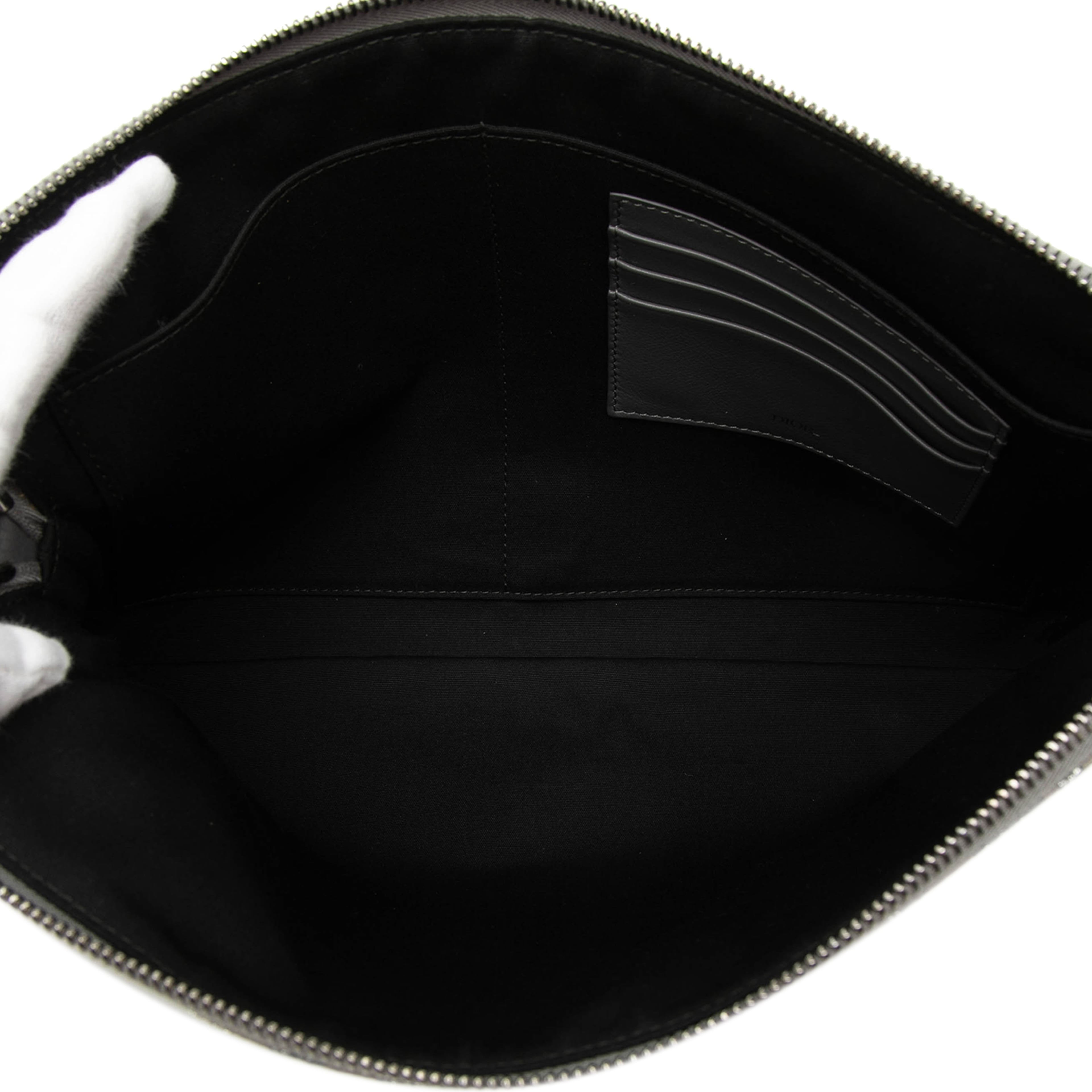 Dior Oblique Canvas A4 Zipped Pouch, från Luxclusif, i färgen gray. Klicka för att öppna bilden i stort format