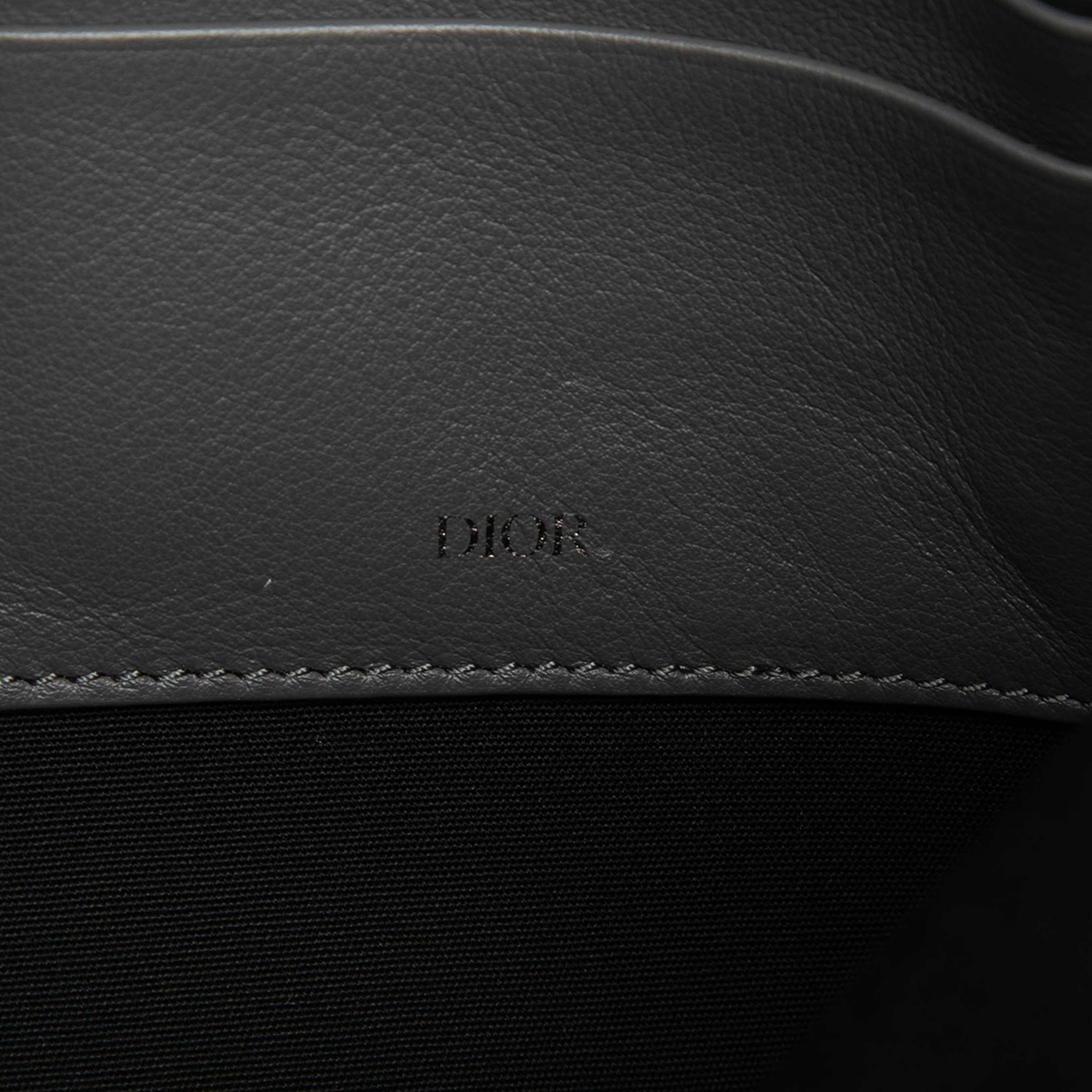 Dior Oblique Canvas A4 Zipped Pouch, från Luxclusif, i färgen gray. Klicka för att öppna bilden i stort format