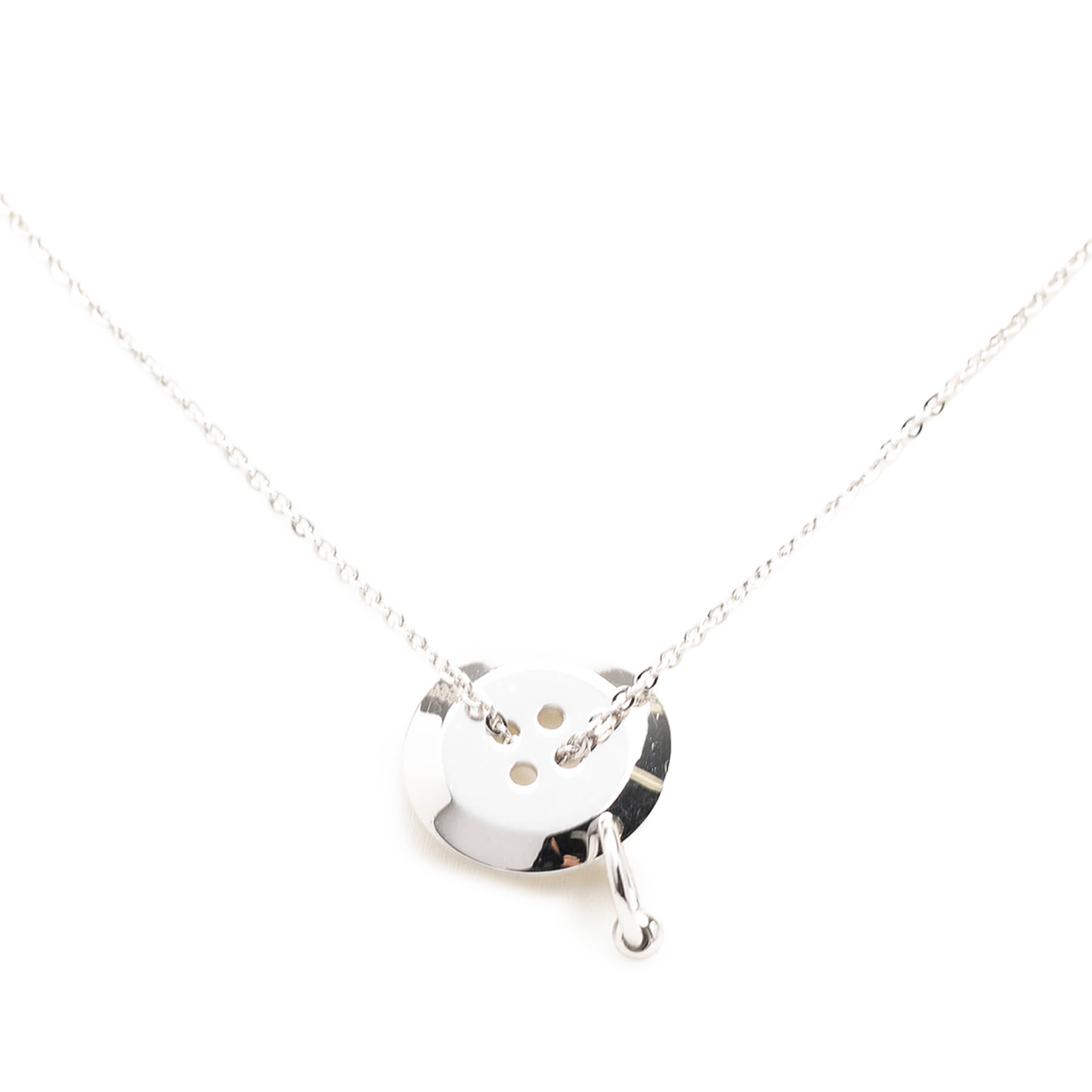 Dior Brass Button Pendant Necklace, från Luxclusif, i färgen silver. Klicka för att öppna bilden i stort format
