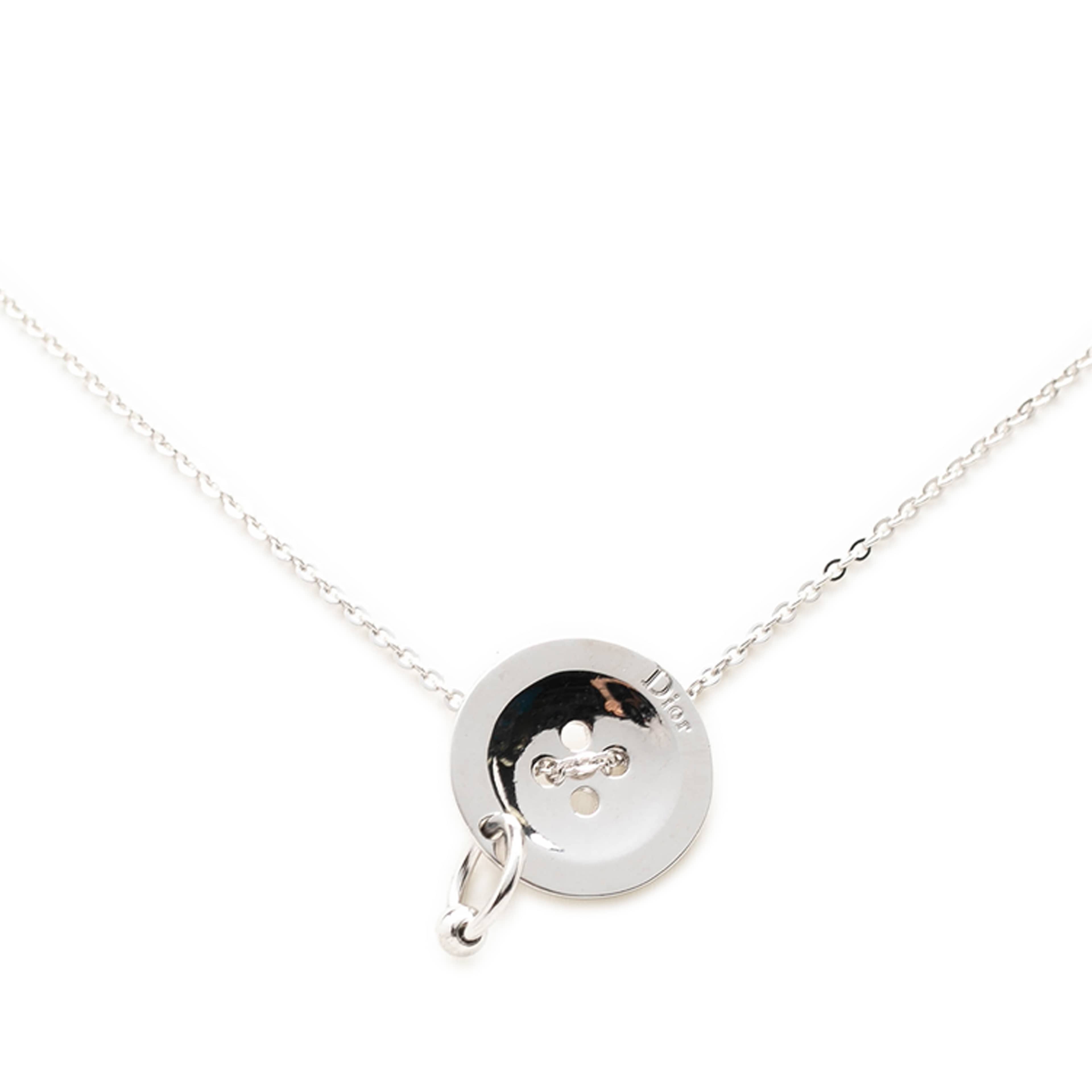 Dior Brass Button Pendant Necklace, från Luxclusif, i färgen silver. Klicka för att öppna bilden i stort format