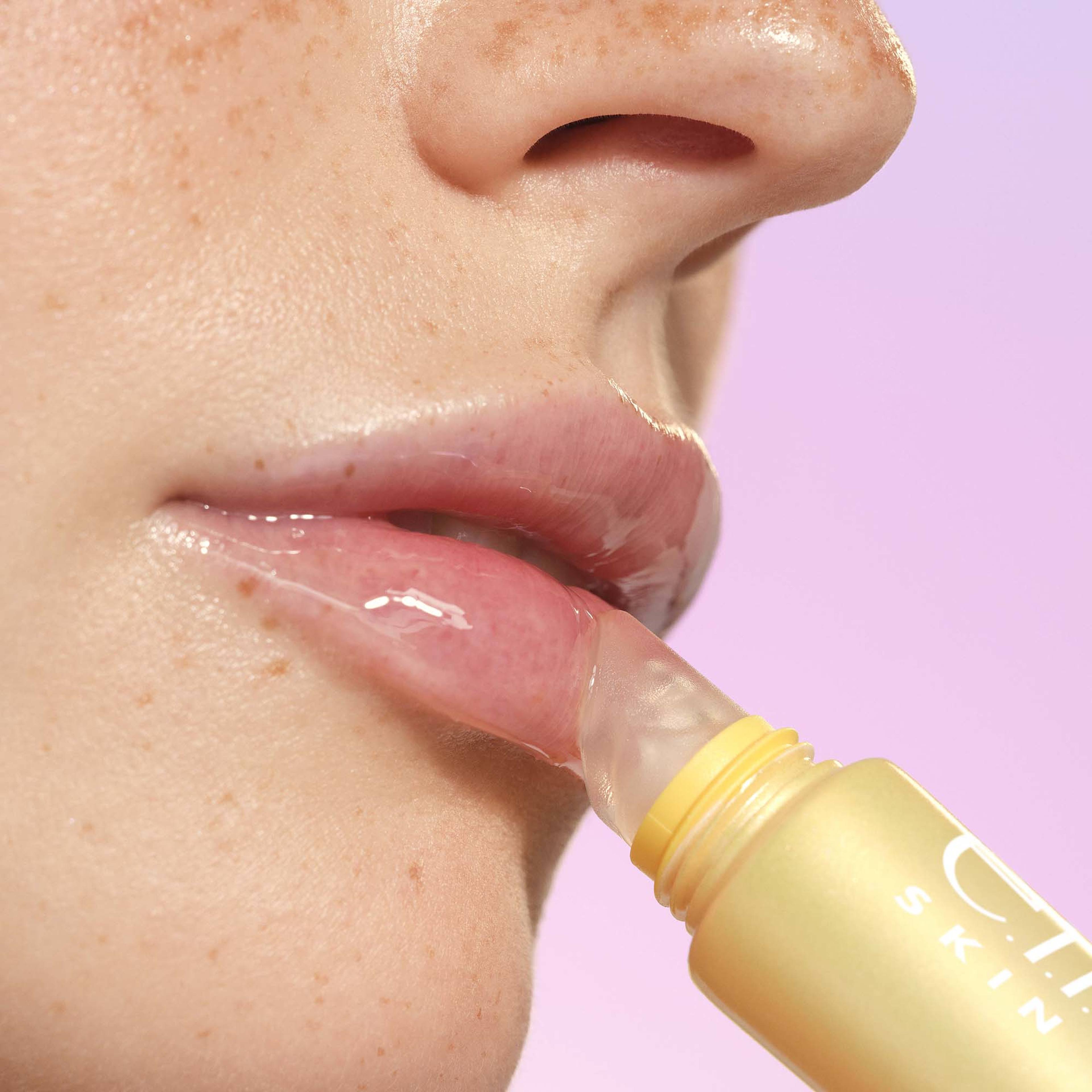 Thirst Burst Plumptide Lip Treatment, från e.l.f, i färgen Clear Pomelo. Klicka för att öppna bilden i stort format