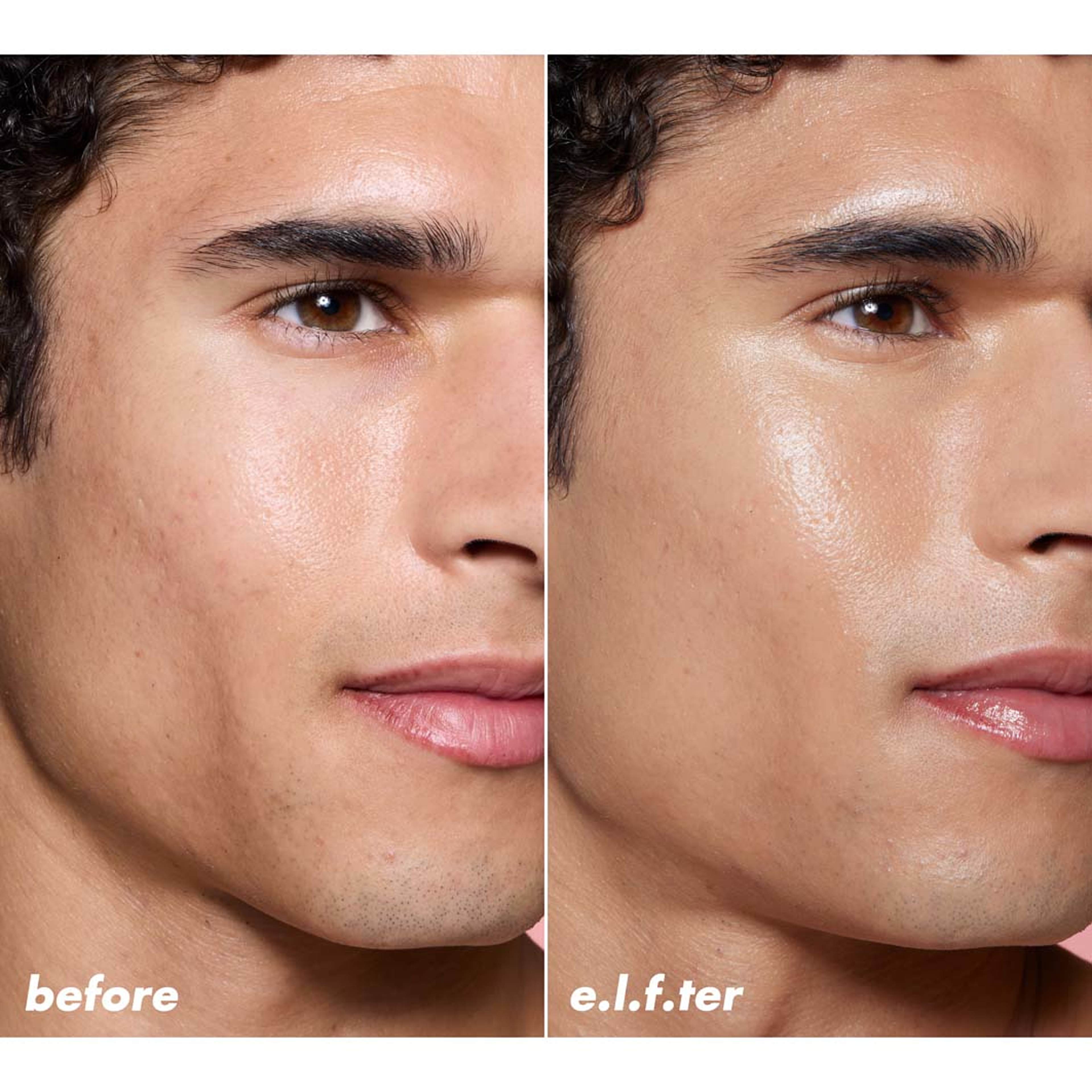 Halo Glow Skin Tint SPF50, från e.l.f, i färgen Light Warm. Klicka för att öppna bilden i stort format