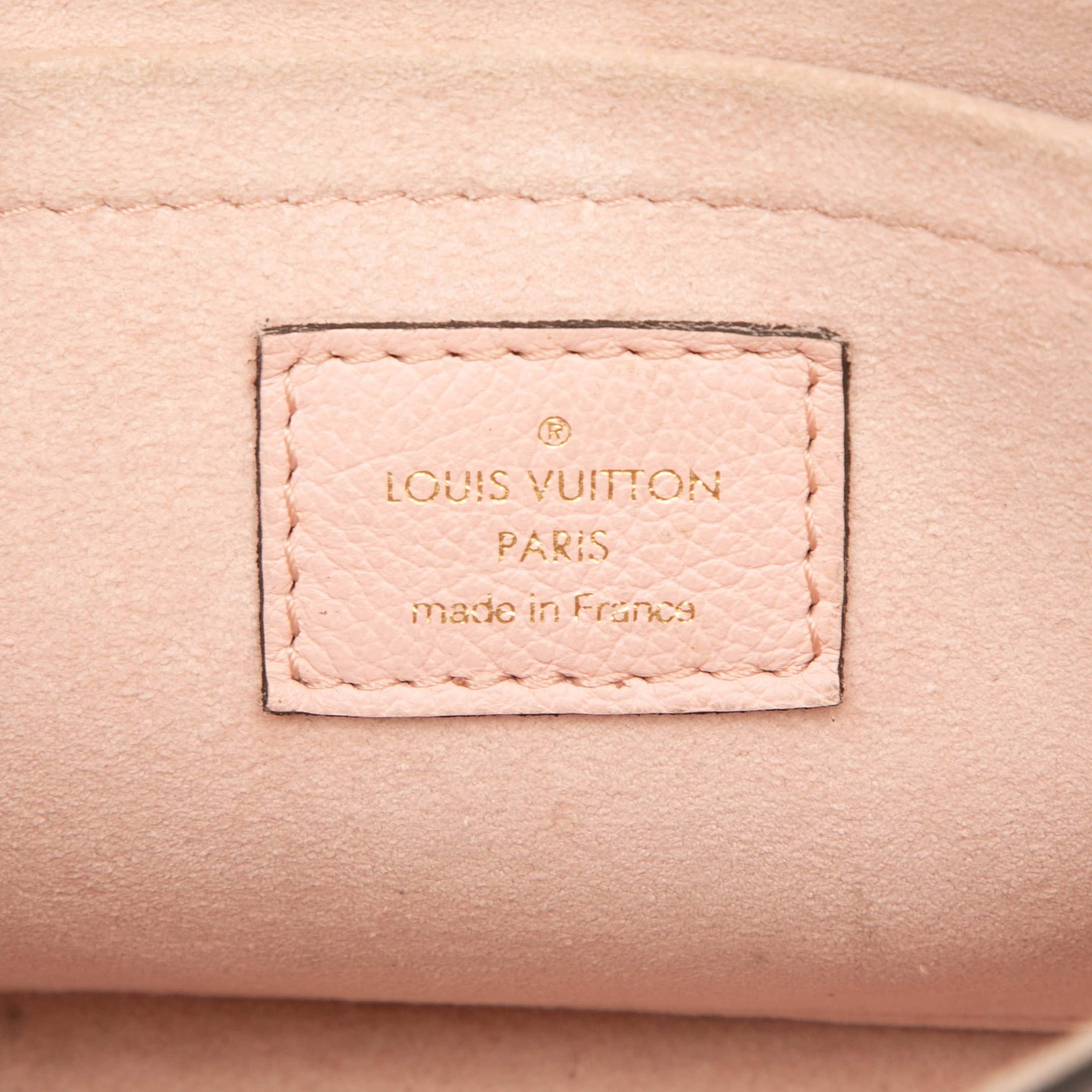 Louis Vuitton Grained Calfskin Lockme Tender, från Luxclusif, i färgen light pink. Klicka för att öppna bilden i stort format