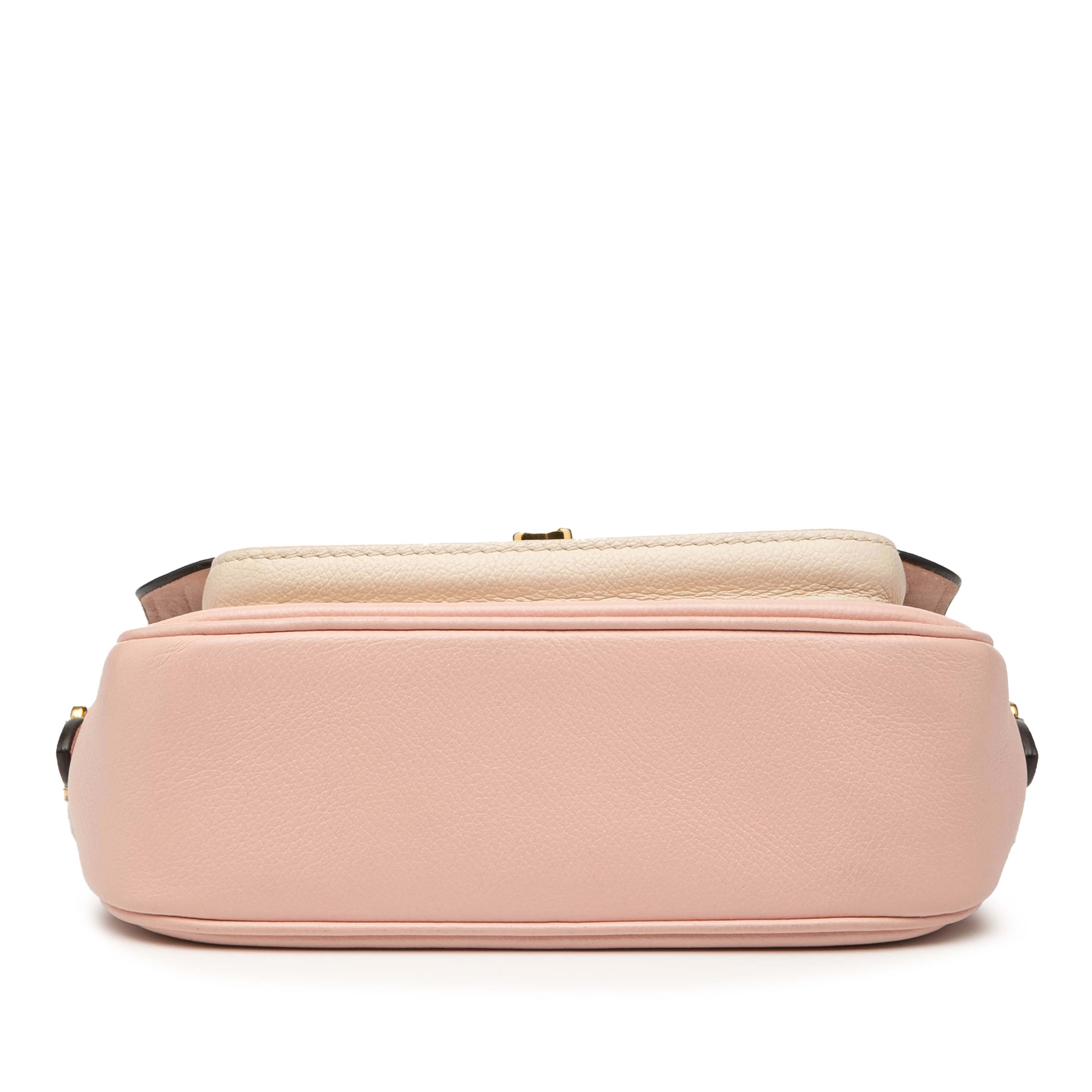Louis Vuitton Grained Calfskin Lockme Tender, från Luxclusif, i färgen light pink. Klicka för att öppna bilden i stort format