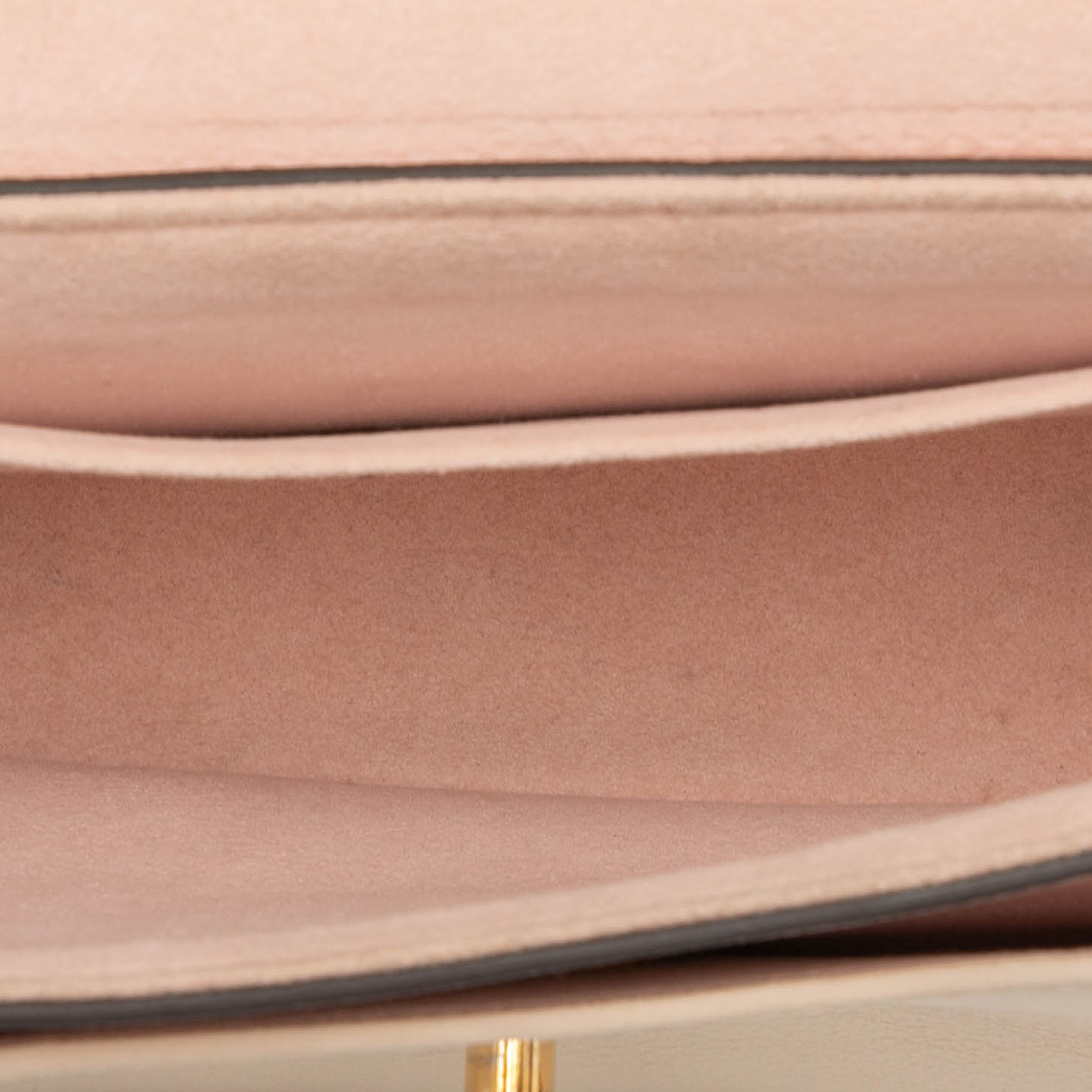 Louis Vuitton Grained Calfskin Lockme Tender, från Luxclusif, i färgen light pink. Klicka för att öppna bilden i stort format