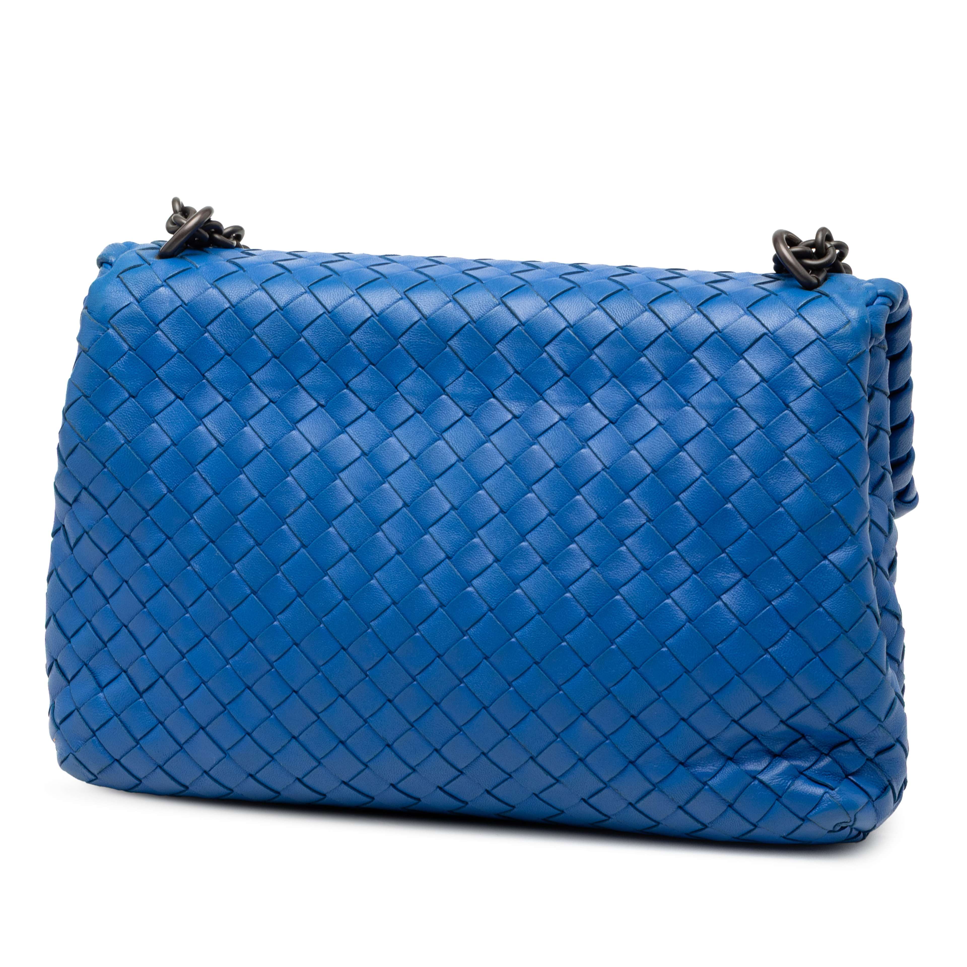 Bottega Veneta Small Nappa Intrecciato Olimpia Shoulder Bag, från Luxclusif, i färgen blue. Klicka för att öppna bilden i stort format