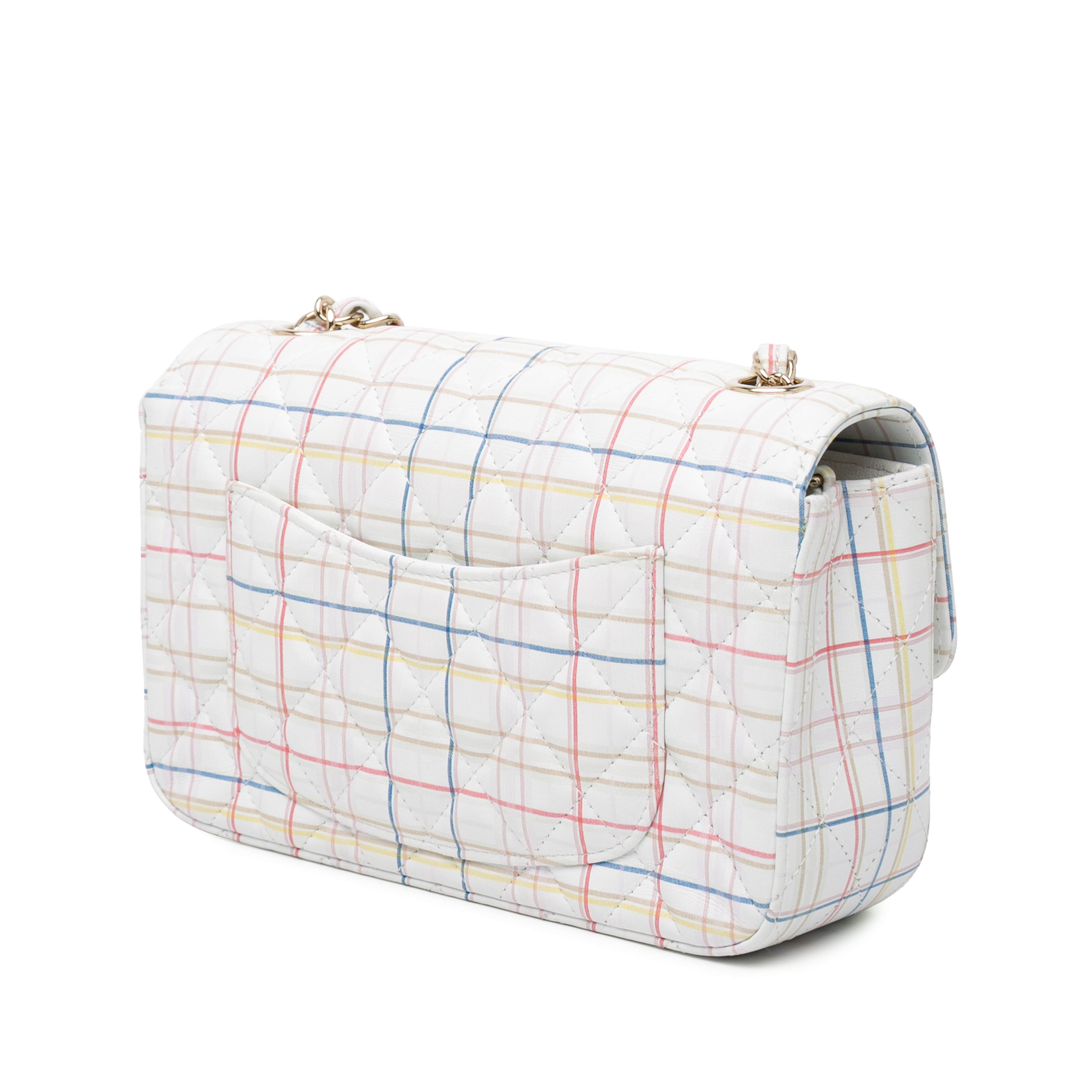 Chanel Mini Rectangular Classic Printed Calfskin Single Flap, från Luxclusif, i färgen vit. Klicka för att öppna bilden i stort format