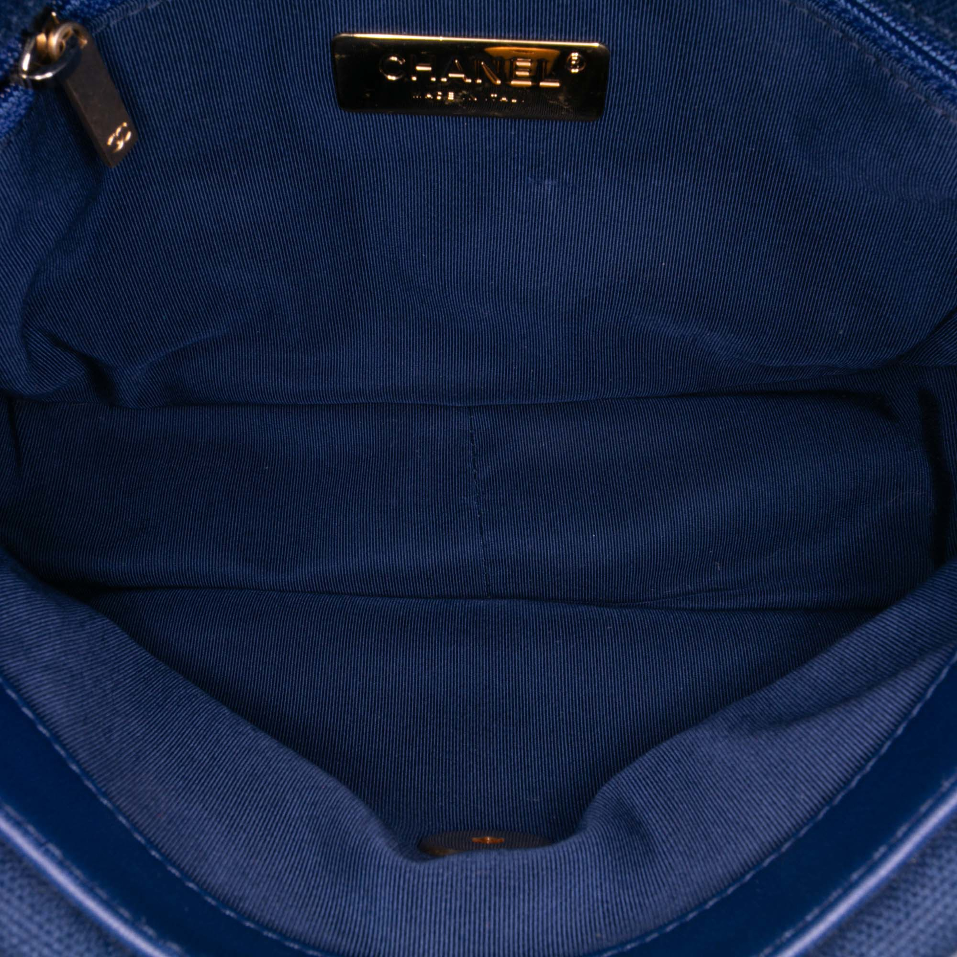 Chanel Medium Canvas And Cotton 19 Flap, från Luxclusif, i färgen blue. Klicka för att öppna bilden i stort format