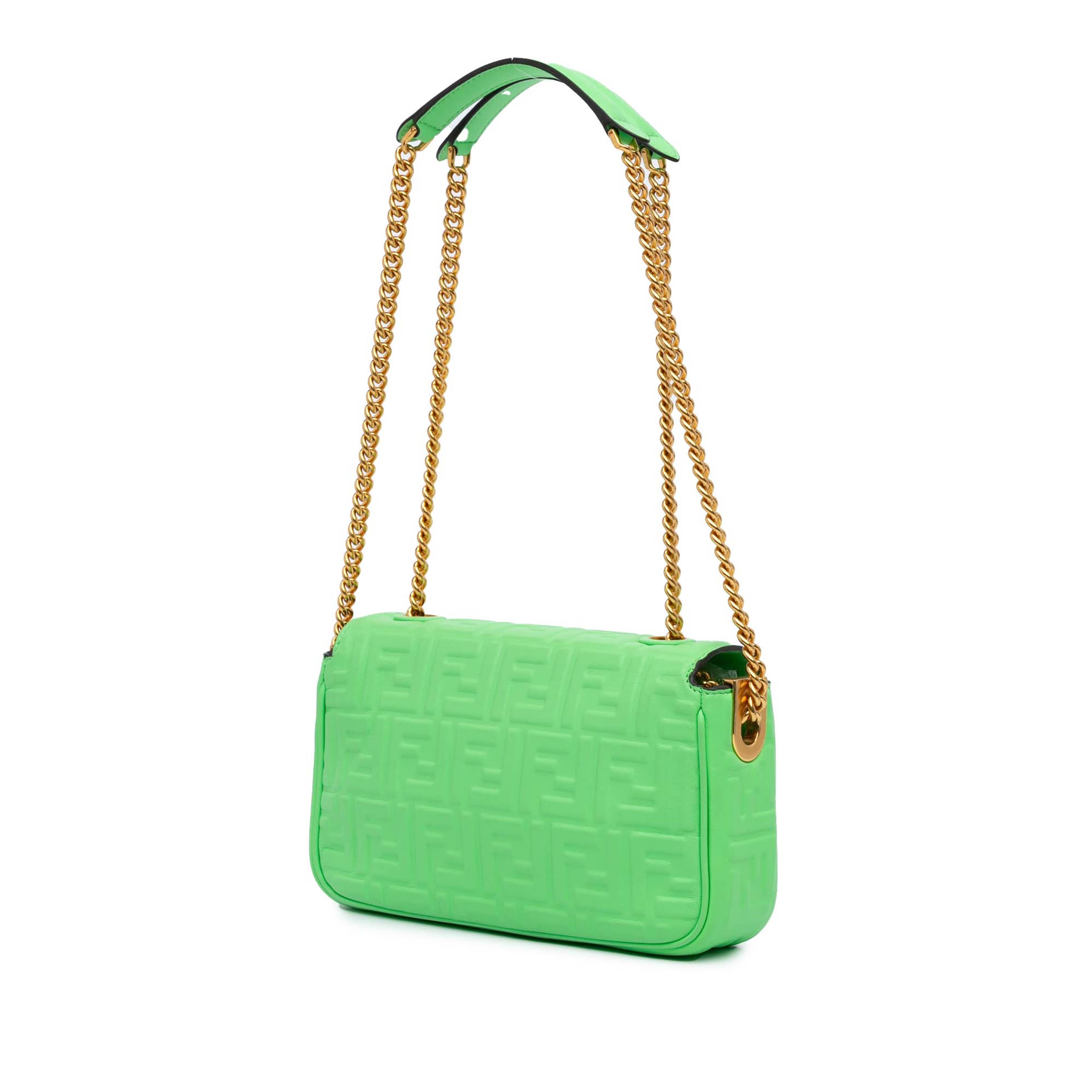 Fendi Zucca Embossed Leather Chain Midi Baguette, från Luxclusif, i färgen light green. Klicka för att öppna bilden i stort format