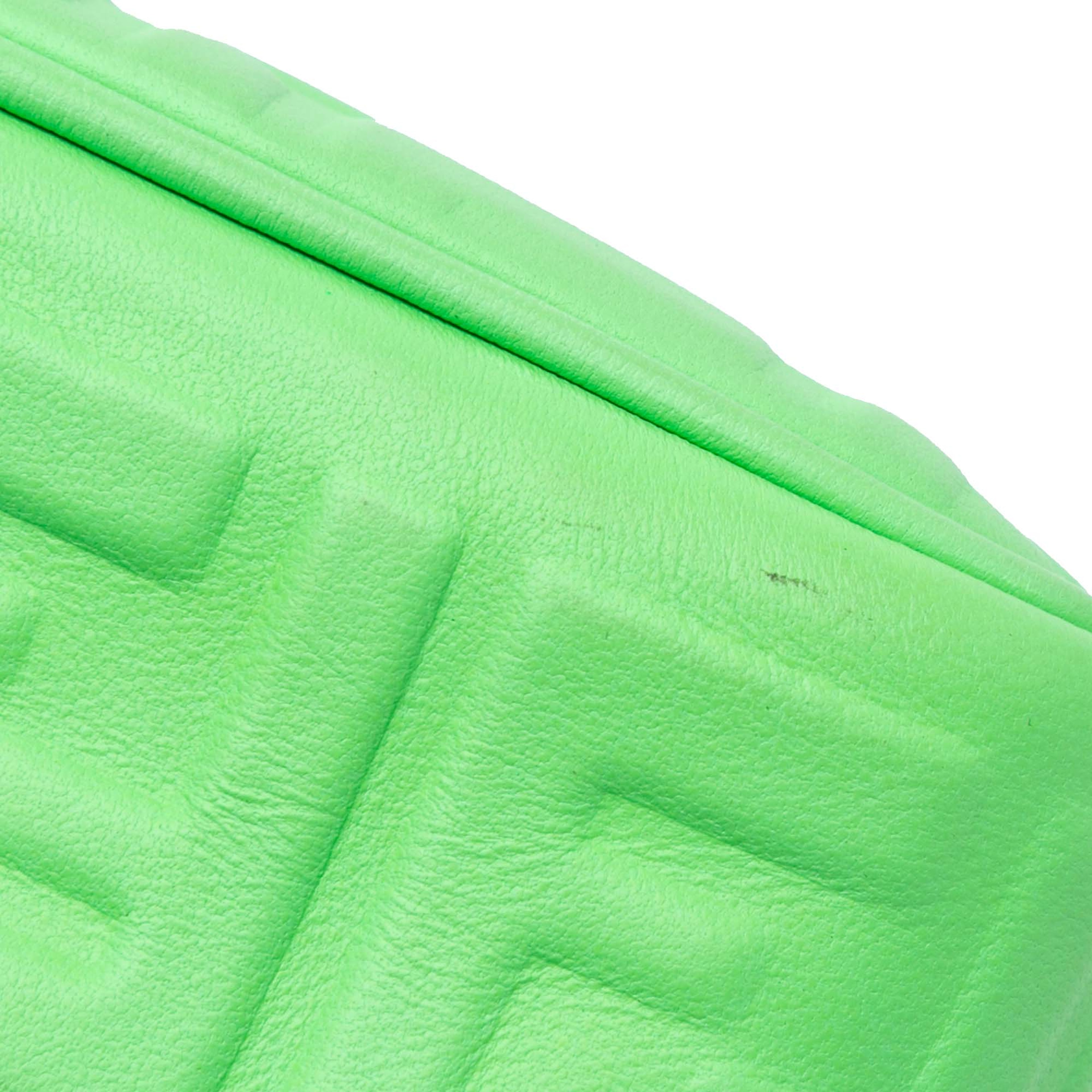 Fendi Zucca Embossed Leather Chain Midi Baguette, från Luxclusif, i färgen light green. Klicka för att öppna bilden i stort format