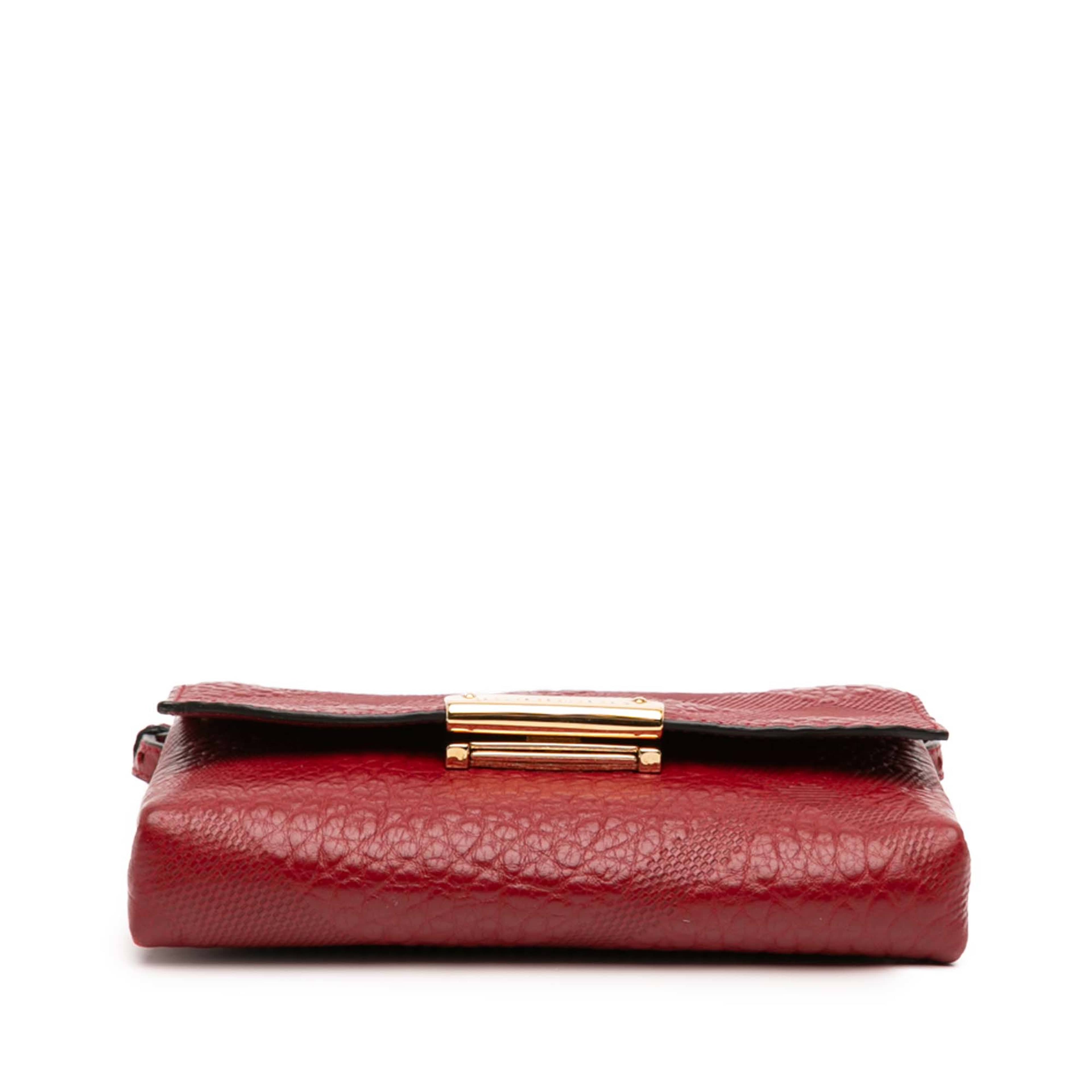Burberry Embossed Grain Check Leather Langley Crossbody, från Luxclusif, i färgen röd. Klicka för att öppna bilden i stort format