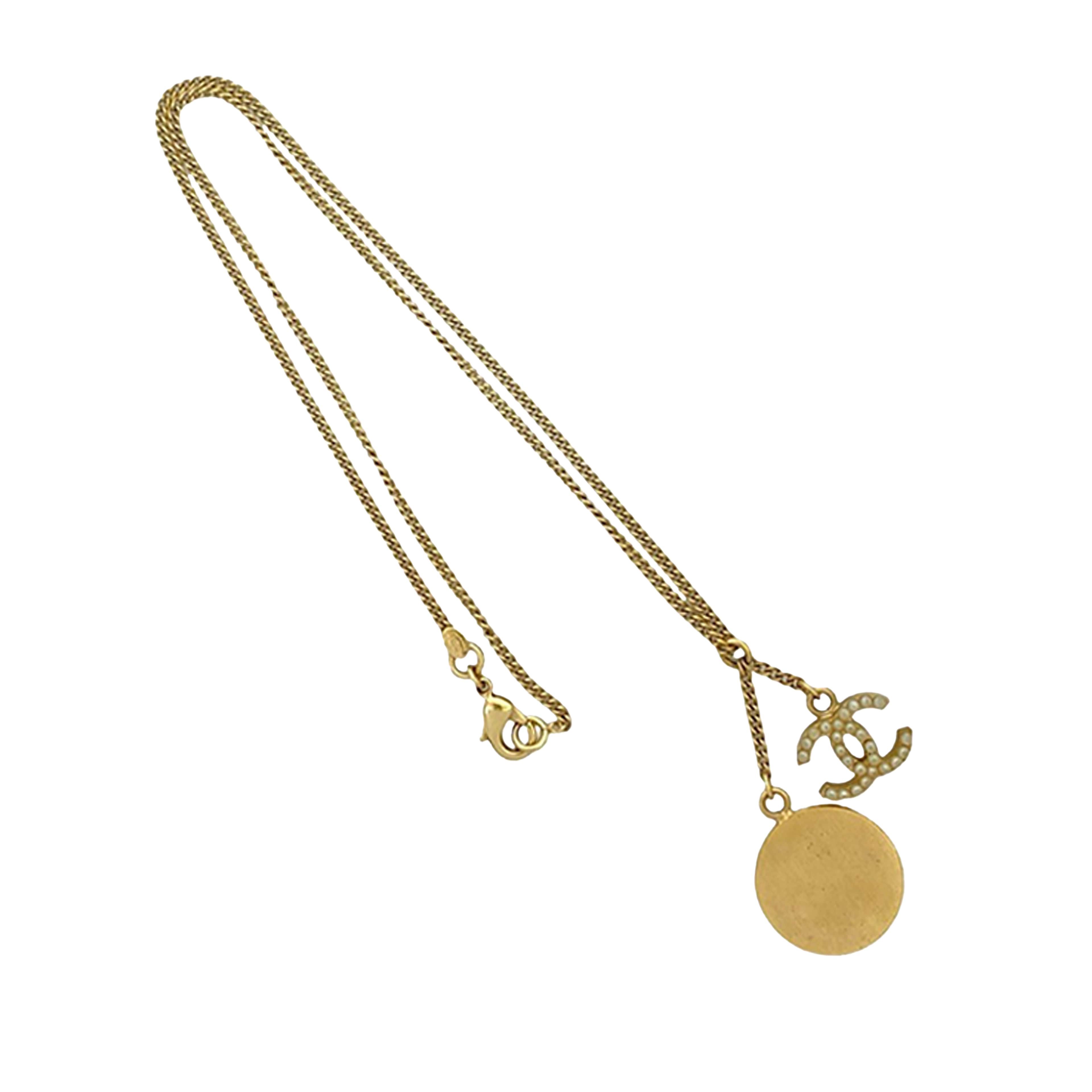 Chanel Cc Gold Plated Faux Pearl Clock Pendant Necklace, från Luxclusif, i färgen gold. Klicka för att öppna bilden i stort format