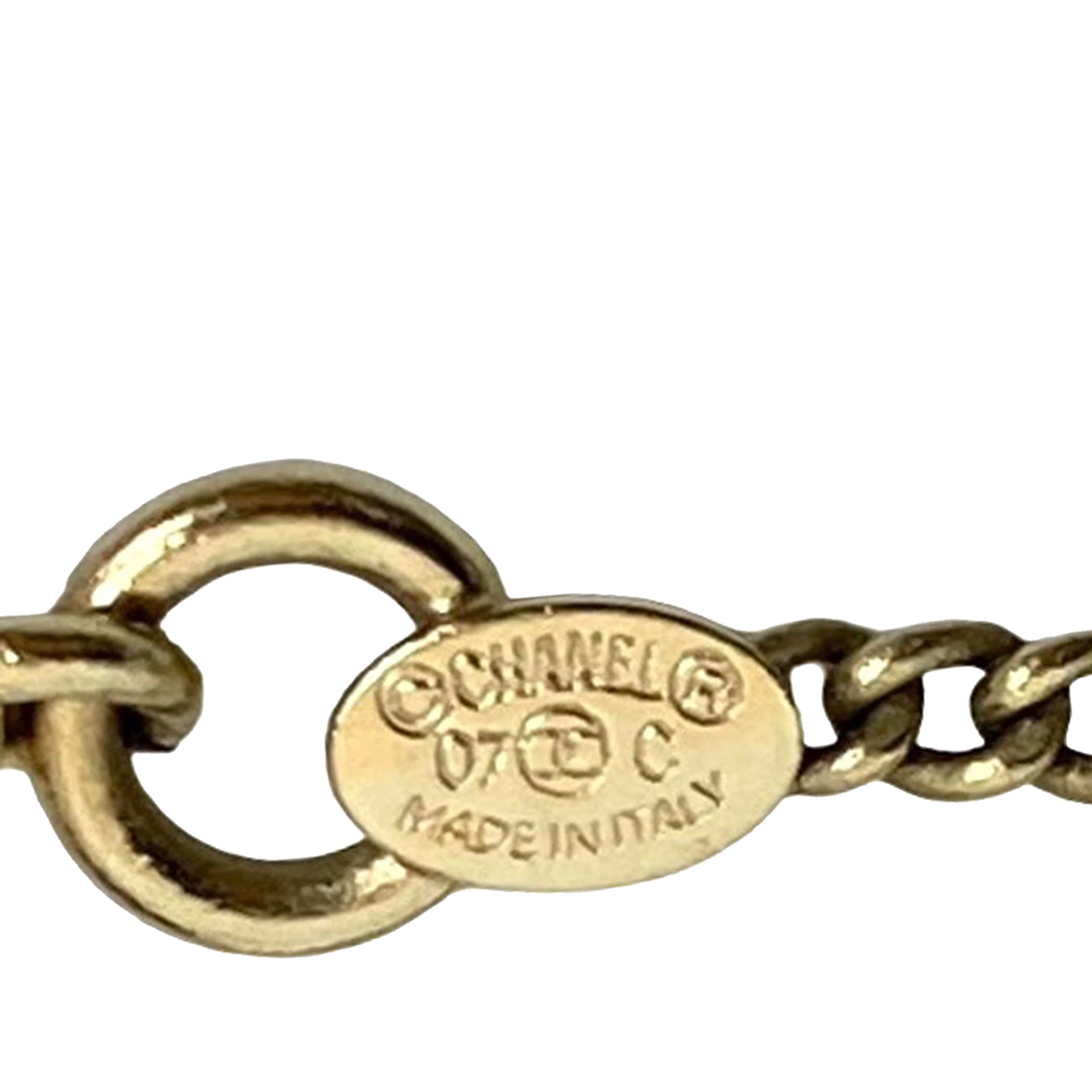 Chanel Cc Gold Plated Faux Pearl Clock Pendant Necklace, från Luxclusif, i färgen gold. Klicka för att öppna bilden i stort format