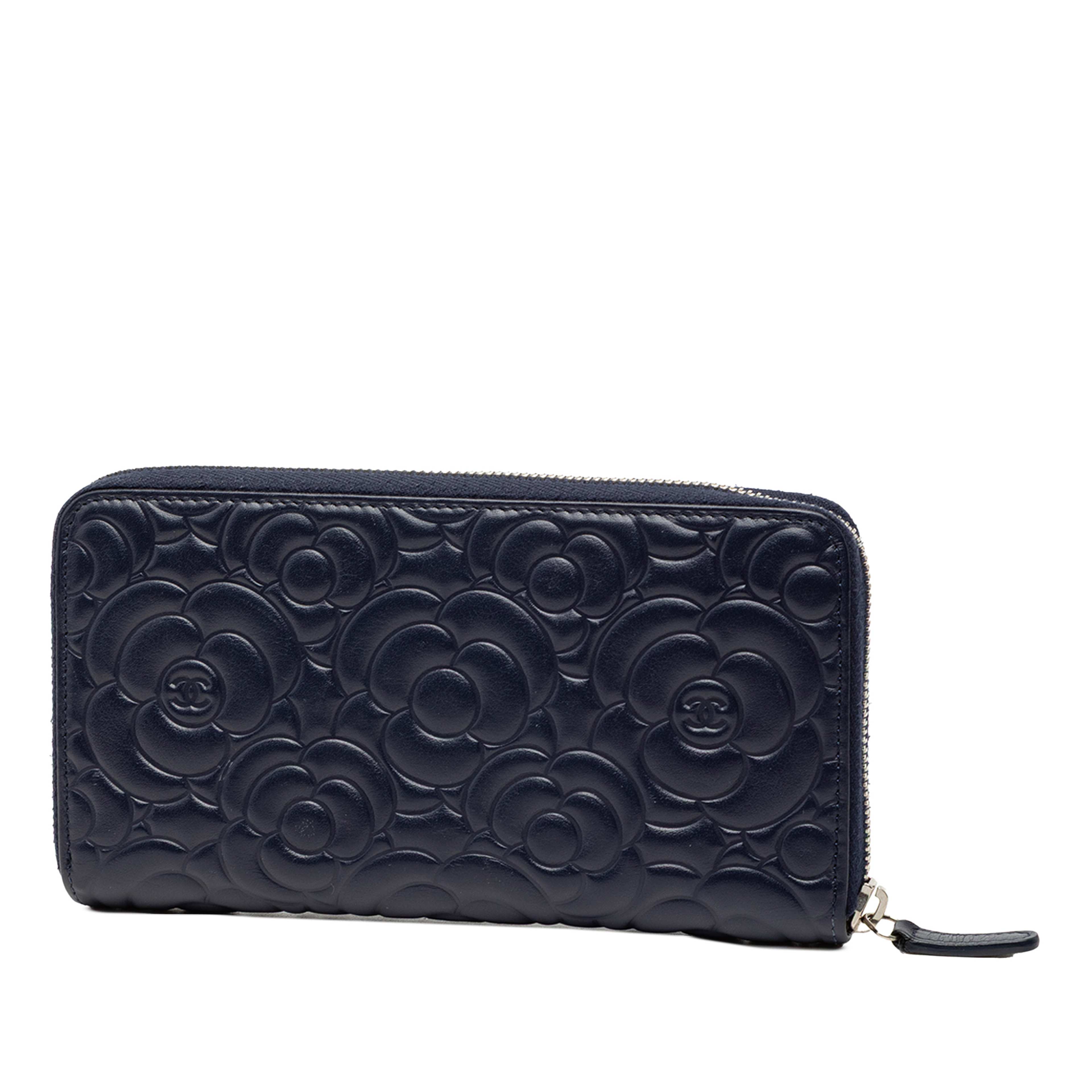 Chanel Camellia Embossed Zip Around Long Wallet, från Luxclusif, i färgen navy. Klicka för att öppna bilden i stort format