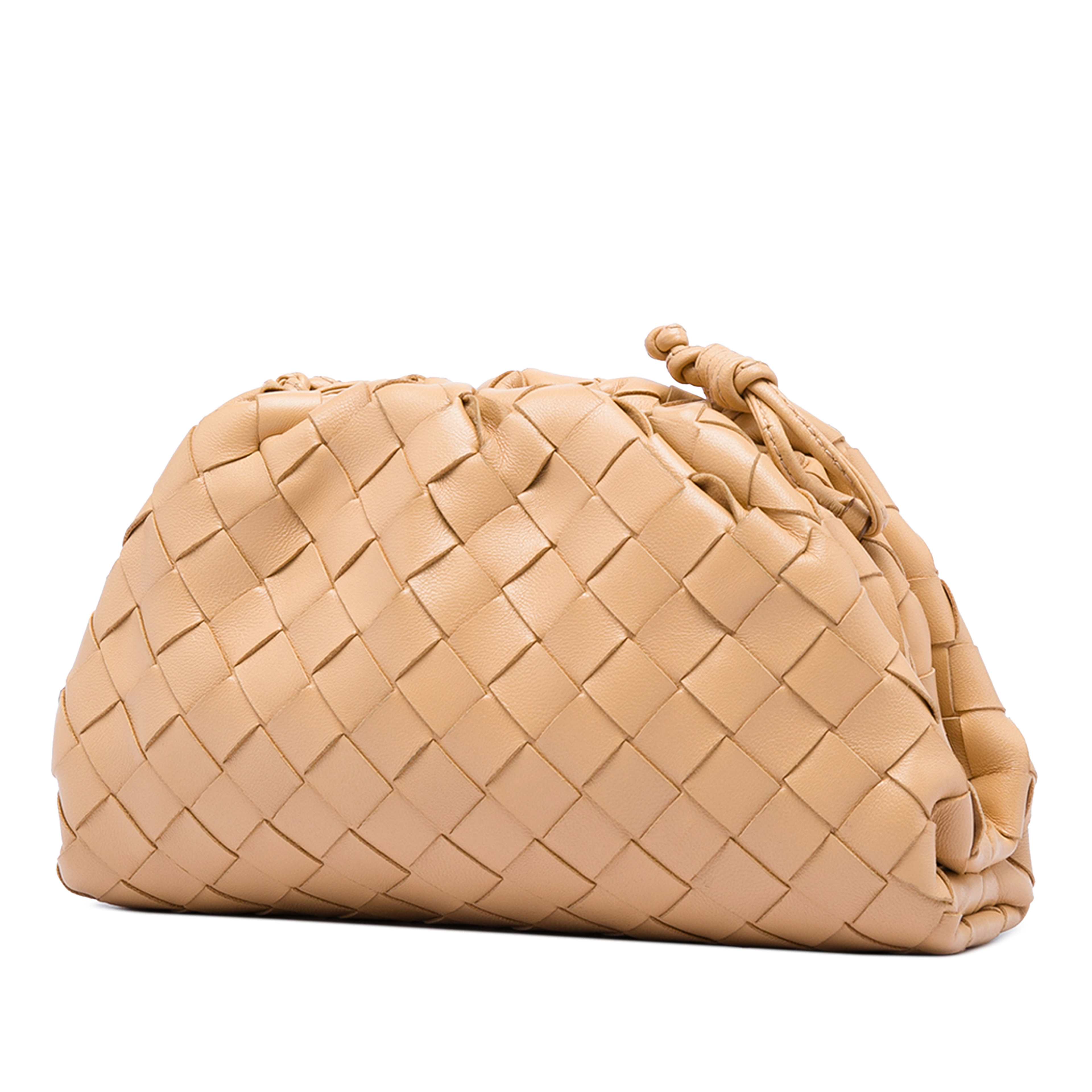 Bottega Veneta Nappa Intrecciato The Mini Pouch Crossbody, från Luxclusif, i färgen brun. Klicka för att öppna bilden i stort format