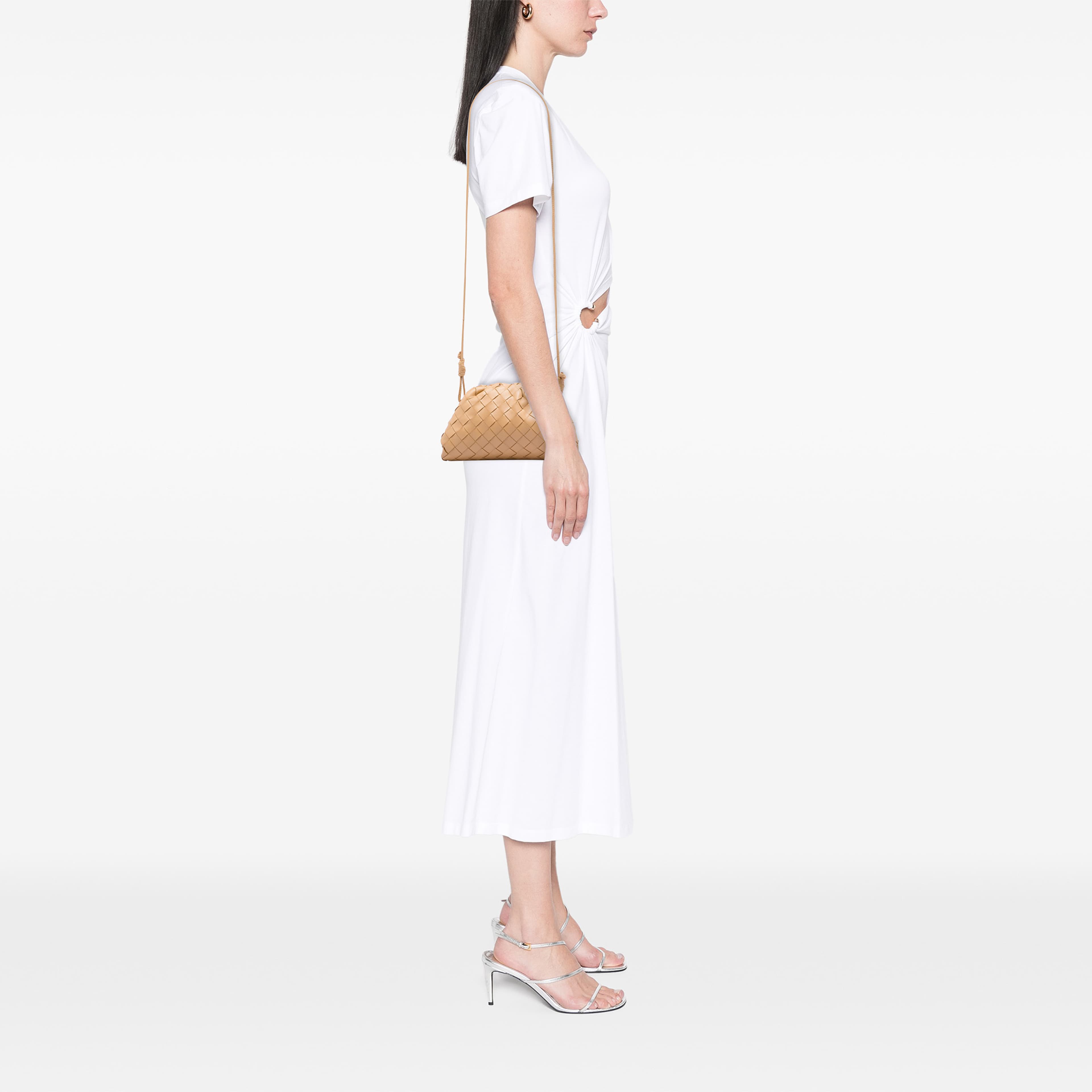 Bottega Veneta Nappa Intrecciato The Mini Pouch Crossbody, från Luxclusif, i färgen brun. Klicka för att öppna bilden i stort format