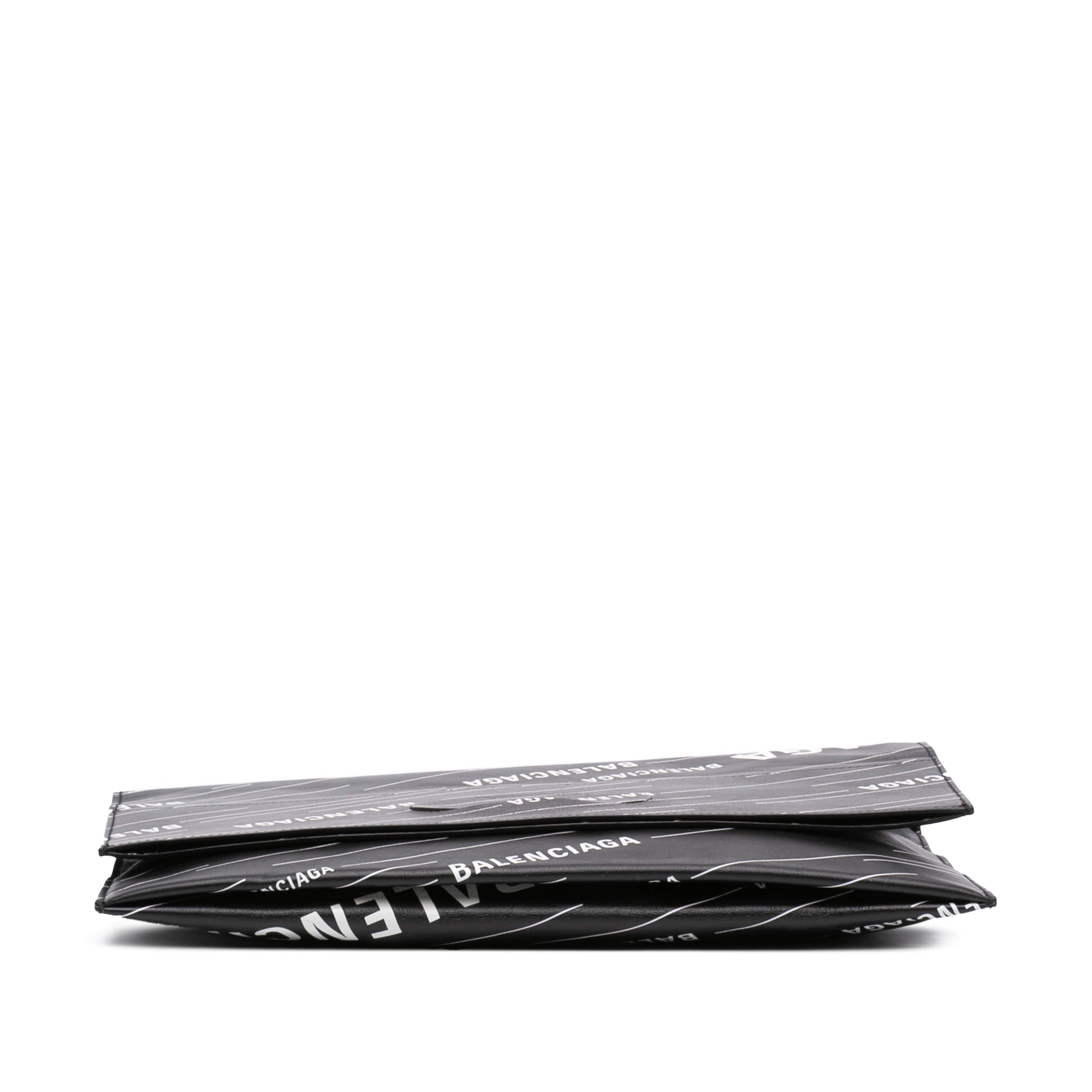 Balenciaga Calfskin Allover Logo Shopper Tote, från Luxclusif, i färgen svart. Klicka för att öppna bilden i stort format
