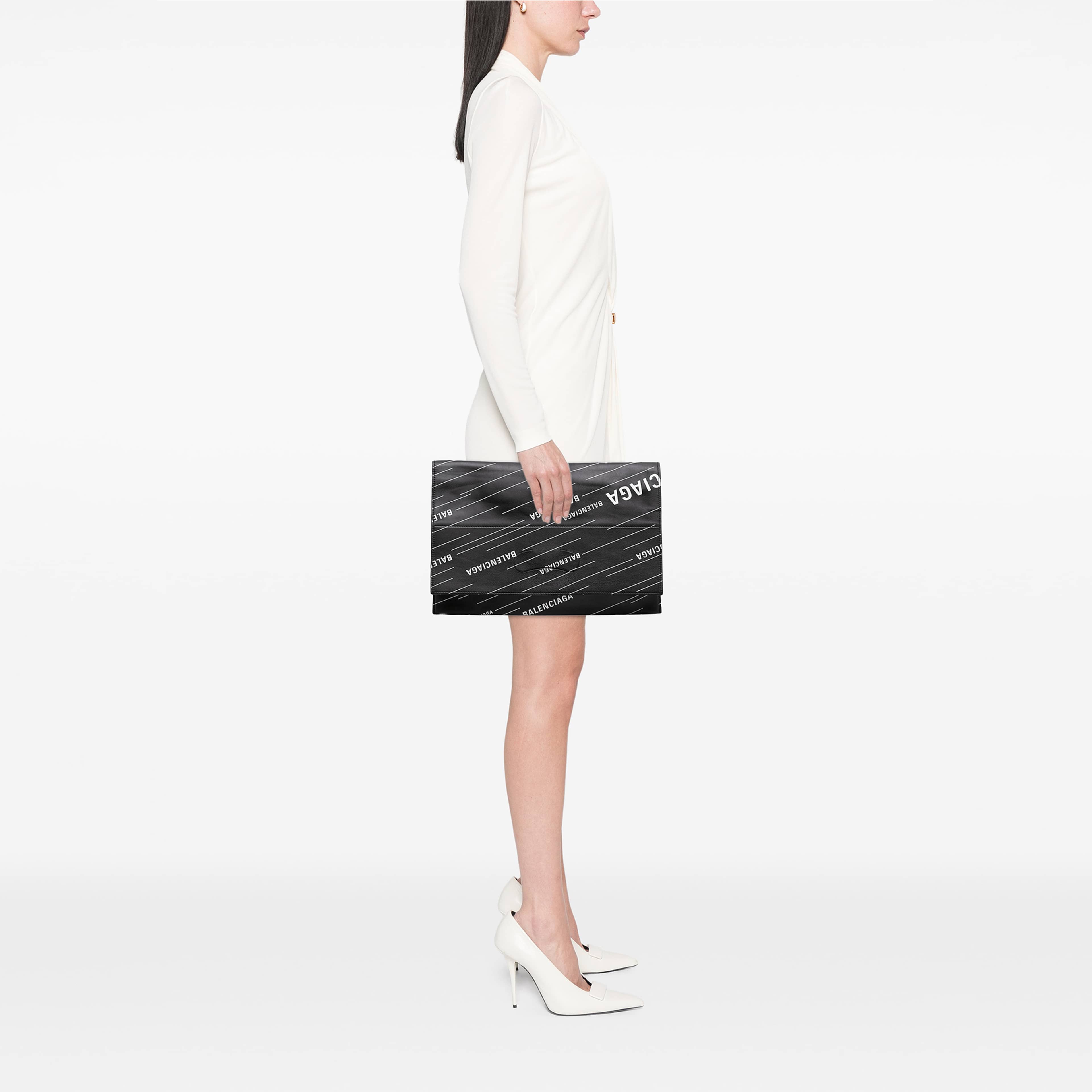 Balenciaga Calfskin Allover Logo Shopper Tote, från Luxclusif, i färgen svart. Klicka för att öppna bilden i stort format