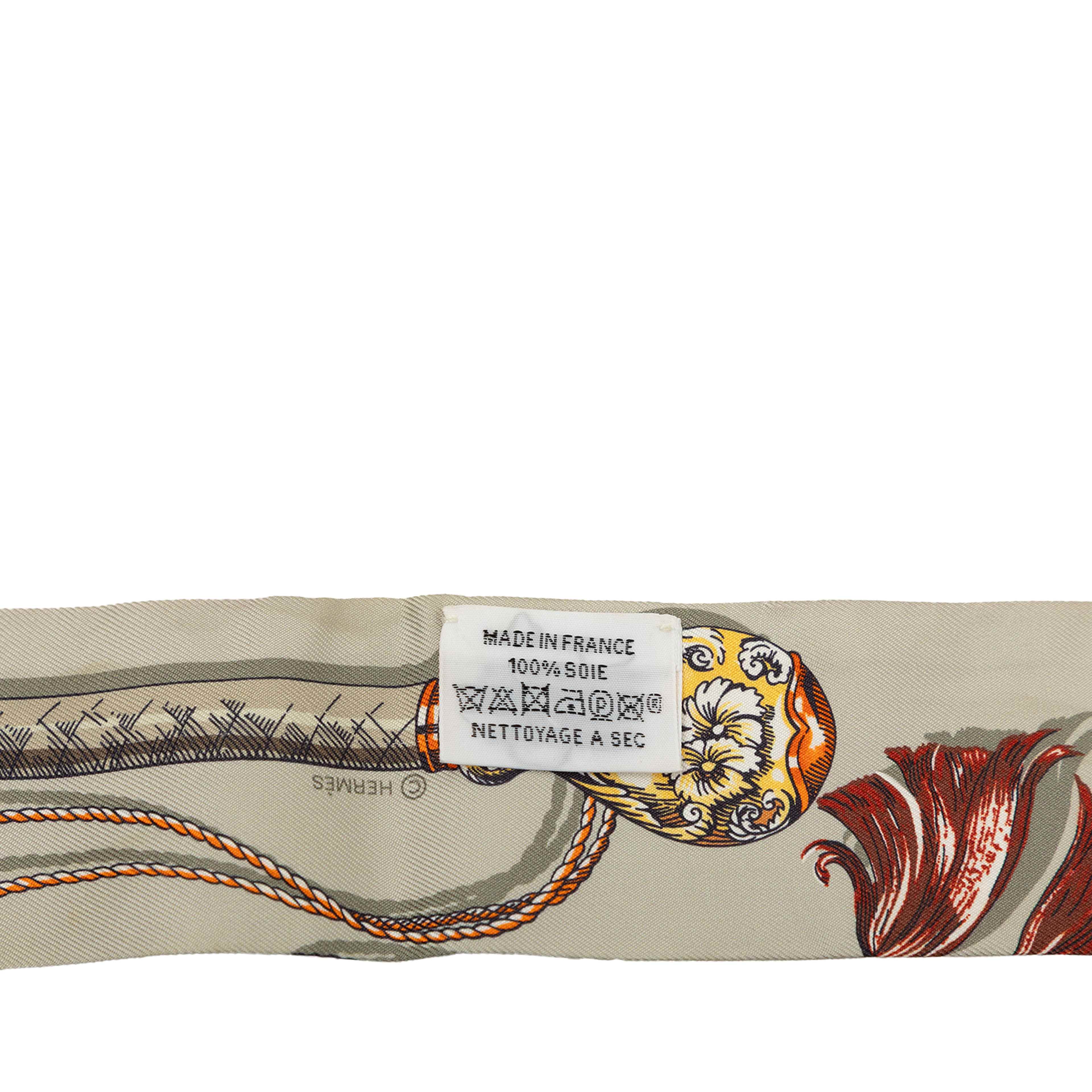 Hermès Cavalcades Silk Twilly Scarf, från Luxclusif, i färgen grå. Klicka för att öppna bilden i stort format