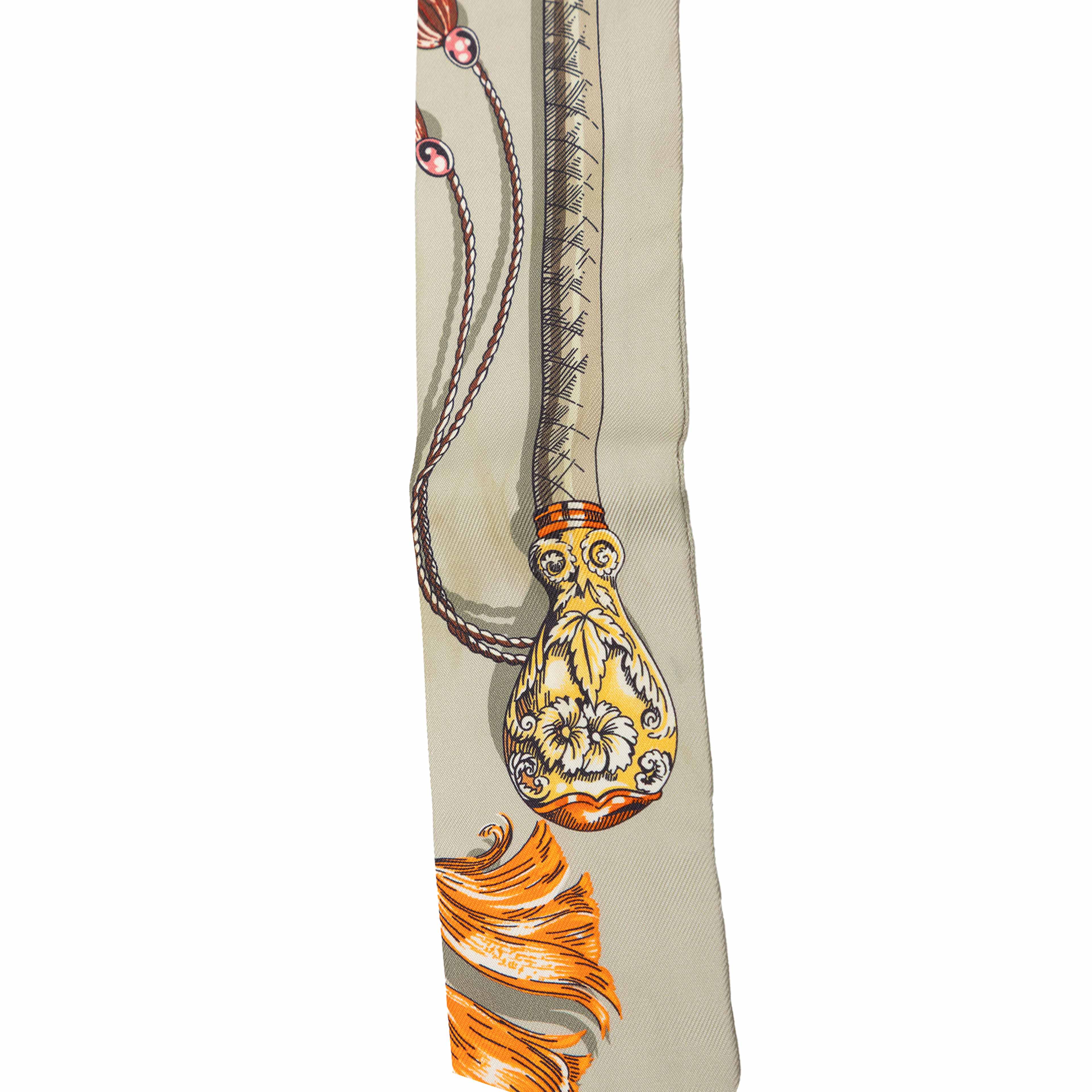 Hermès Cavalcades Silk Twilly Scarf, från Luxclusif, i färgen grå. Klicka för att öppna bilden i stort format