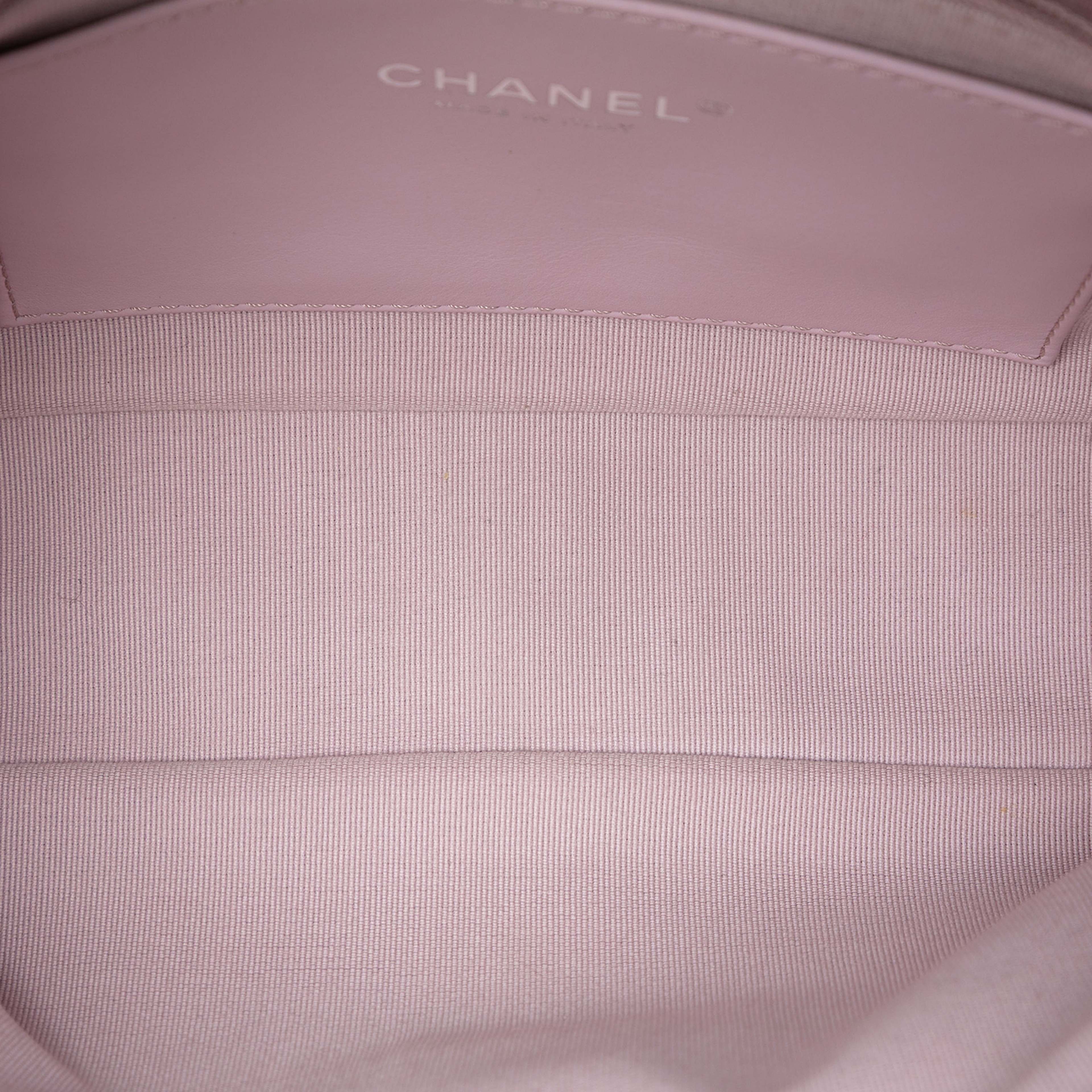 Chanel Cc Quilted Metallic Lambskin Single Flap, från Luxclusif, i färgen light pink. Klicka för att öppna bilden i stort format