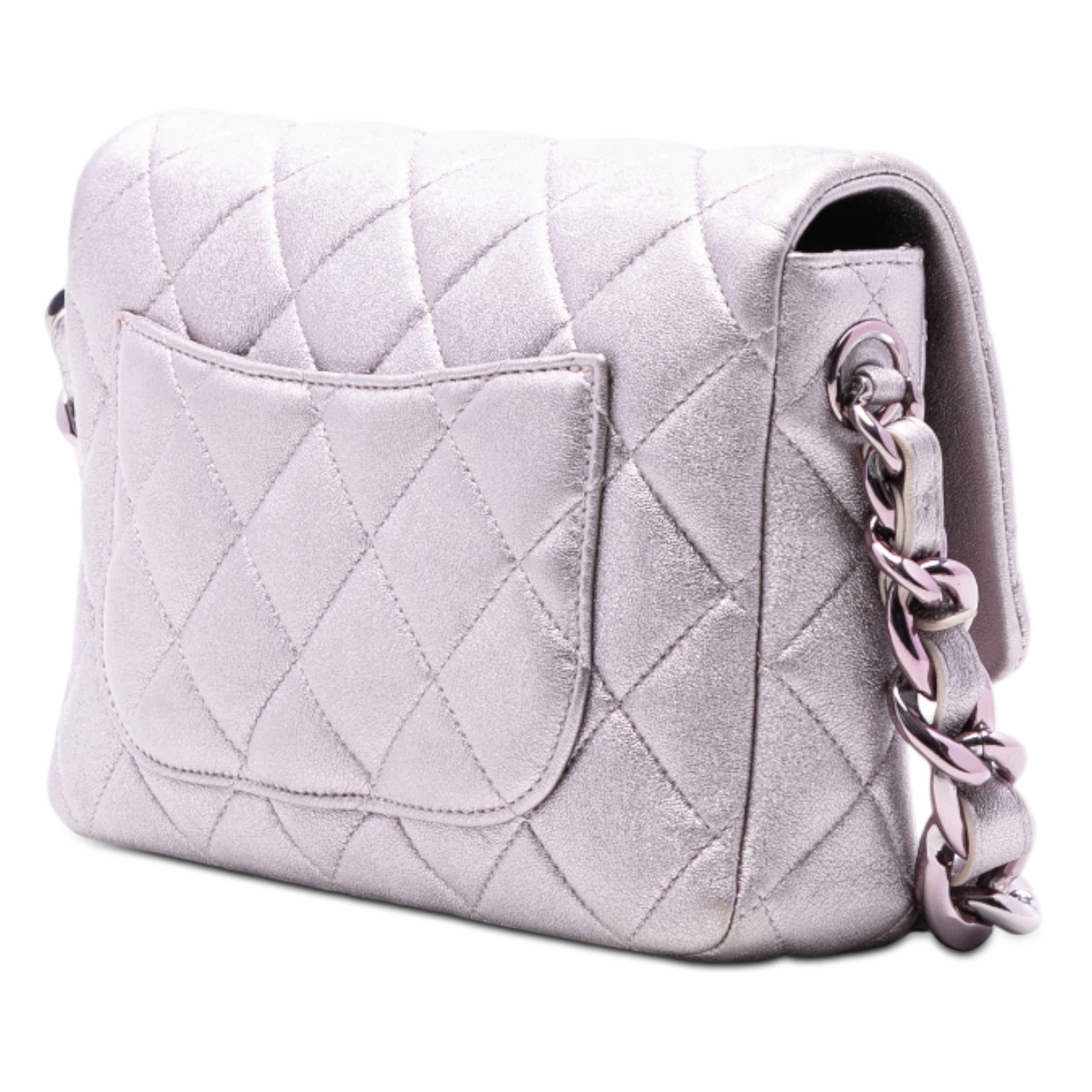 Chanel Cc Quilted Metallic Lambskin Single Flap, från Luxclusif, i färgen light pink. Klicka för att öppna bilden i stort format