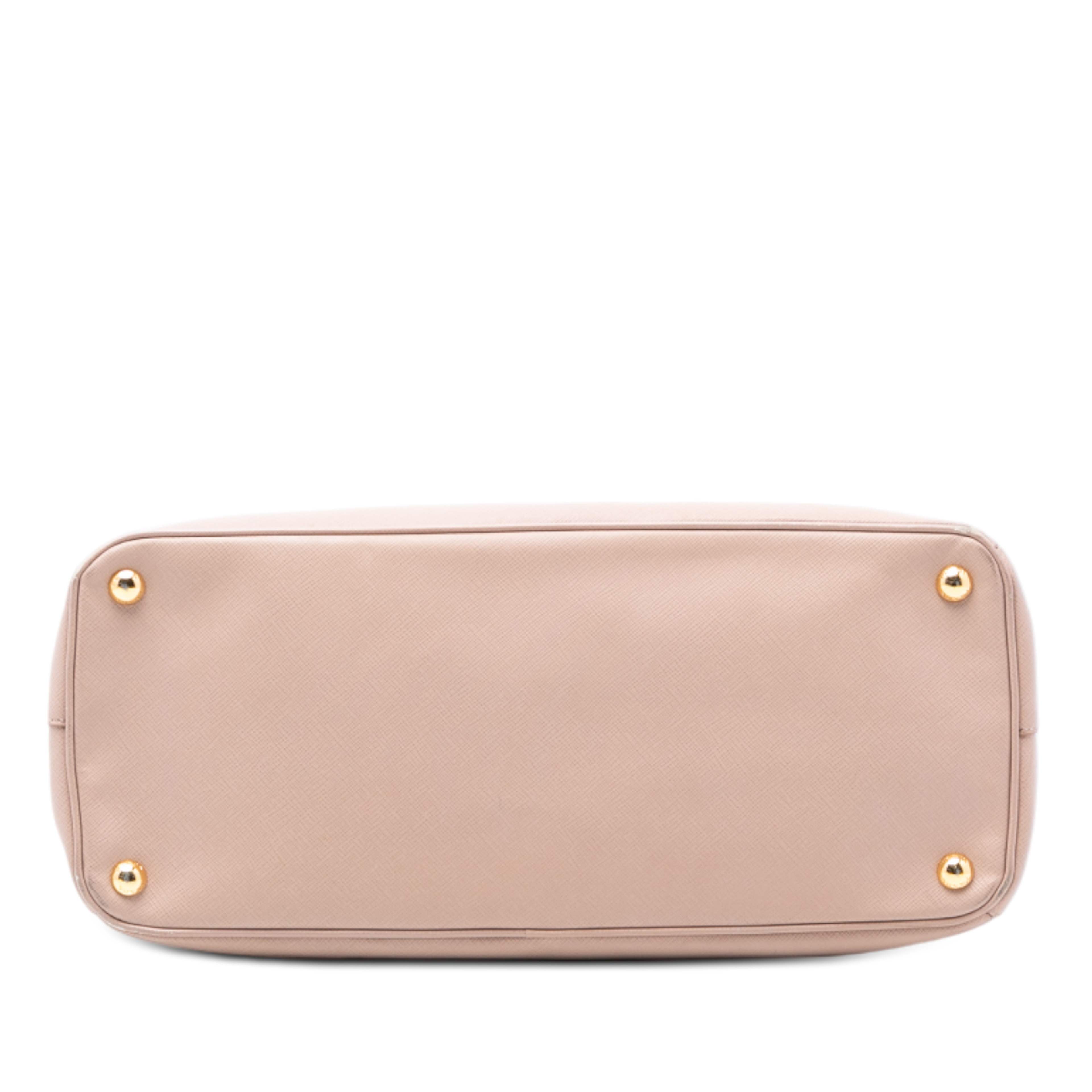 Prada Large Saffiano Lux Galleria Double Zip Tote, från Luxclusif, i färgen light pink. Klicka för att öppna bilden i stort format