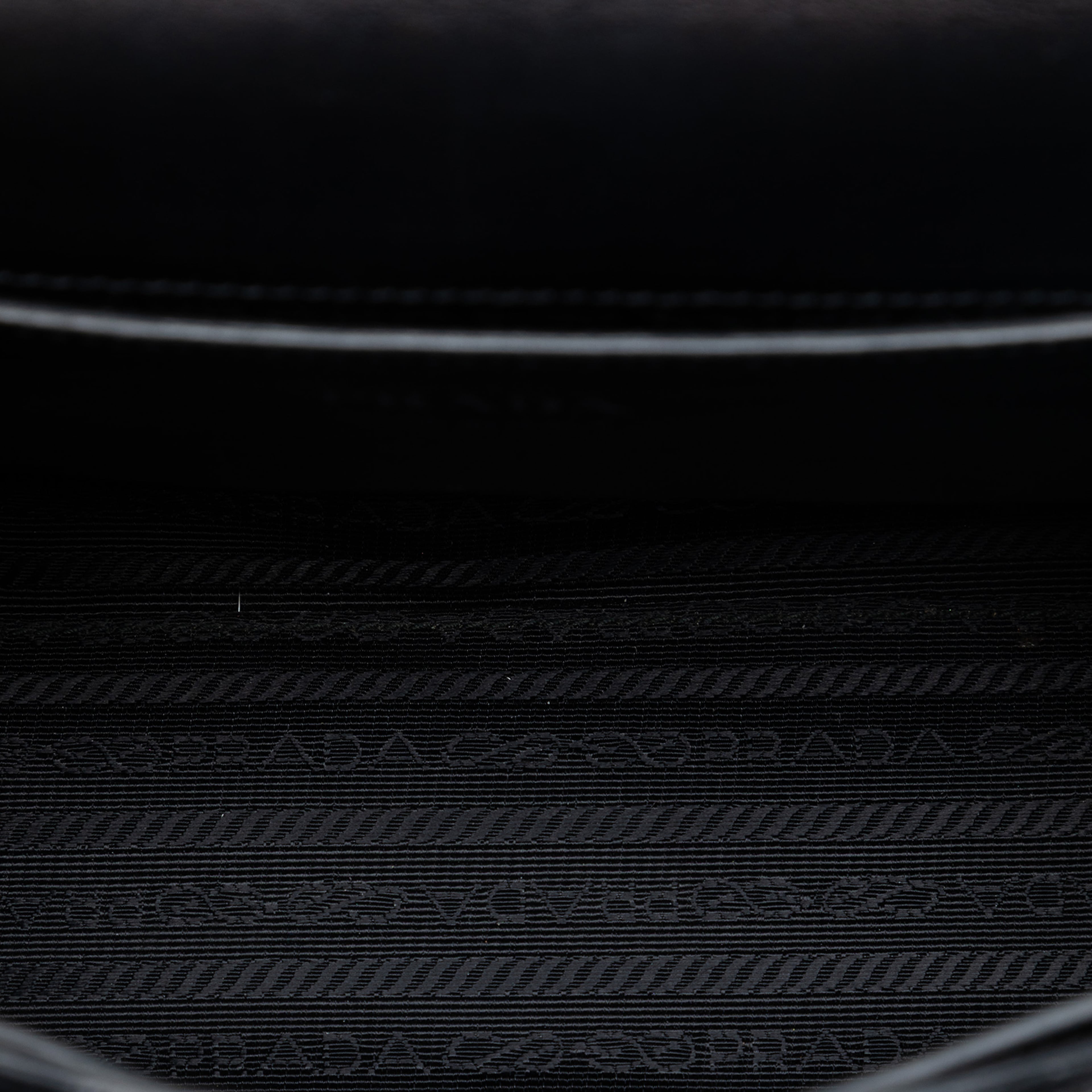 Prada Saffiano Cuir Monochrome Robot Patches Envelope Chain Flap, från Luxclusif, i färgen black. Klicka för att öppna bilden i stort format